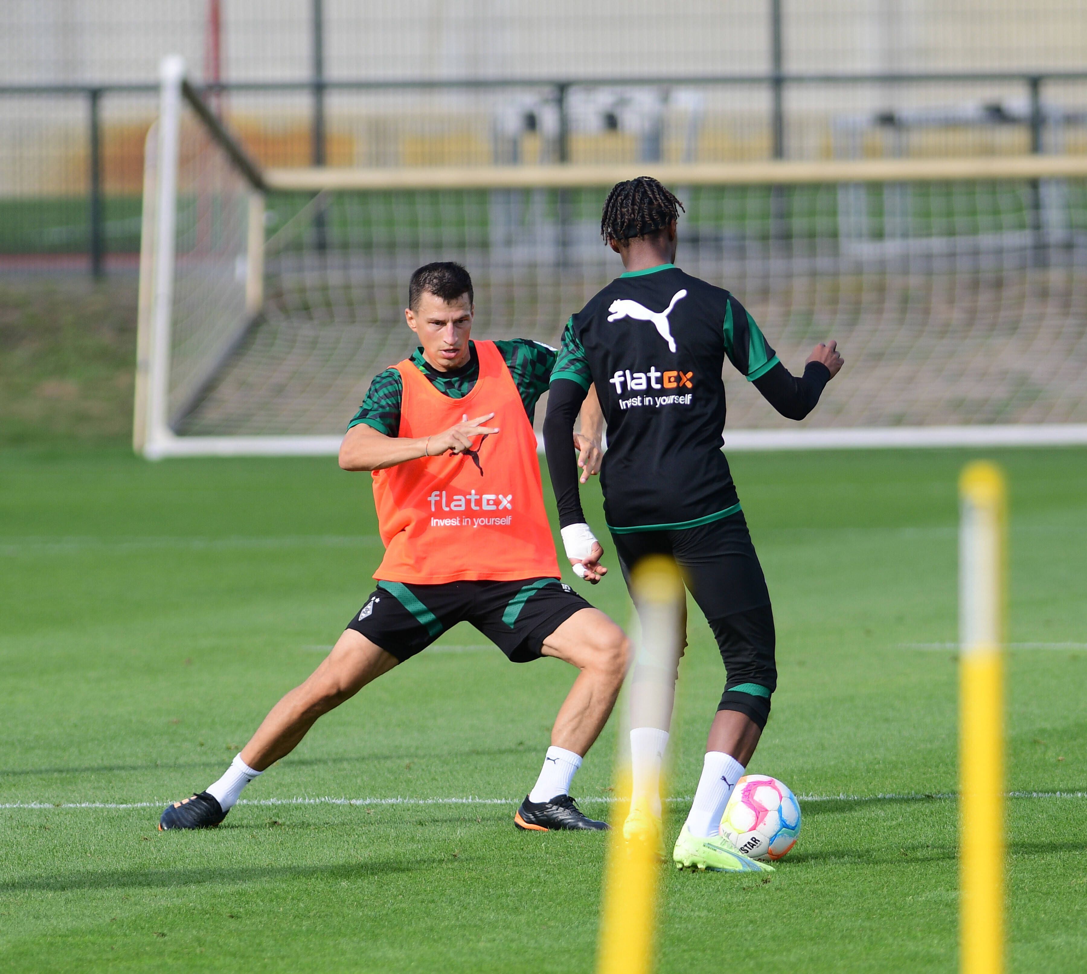 Stefan Lainer am 7. September 2022 beim Training von Borussia Mönchengladbach im Borussia-Park. Der Österreicher führt einen Zweikampf gegen Yvandro Borges Sanches.
