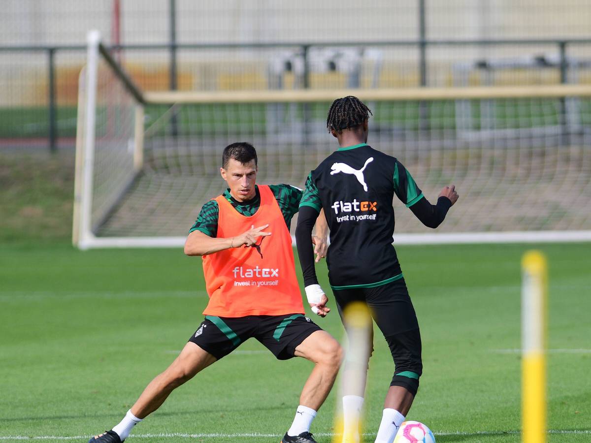 Stefan Lainer am 7. September 2022 beim Training von Borussia Mönchengladbach im Borussia-Park. Der Österreicher führt einen Zweikampf gegen Yvandro Borges Sanches.