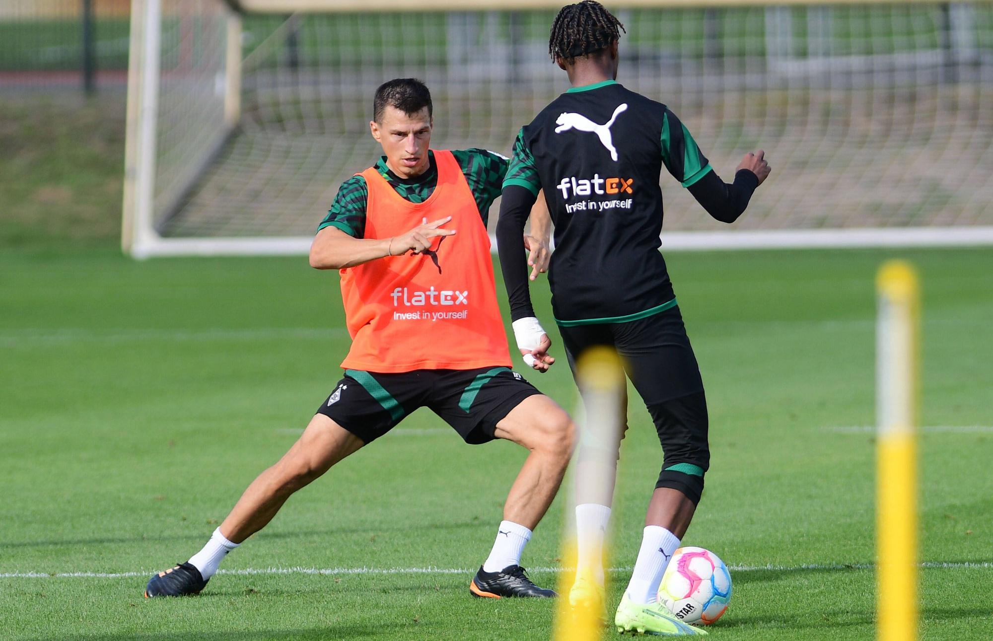 Stefan Lainer am 7. September 2022 beim Training von Borussia Mönchengladbach im Borussia-Park. Der Österreicher führt einen Zweikampf gegen Yvandro Borges Sanches.