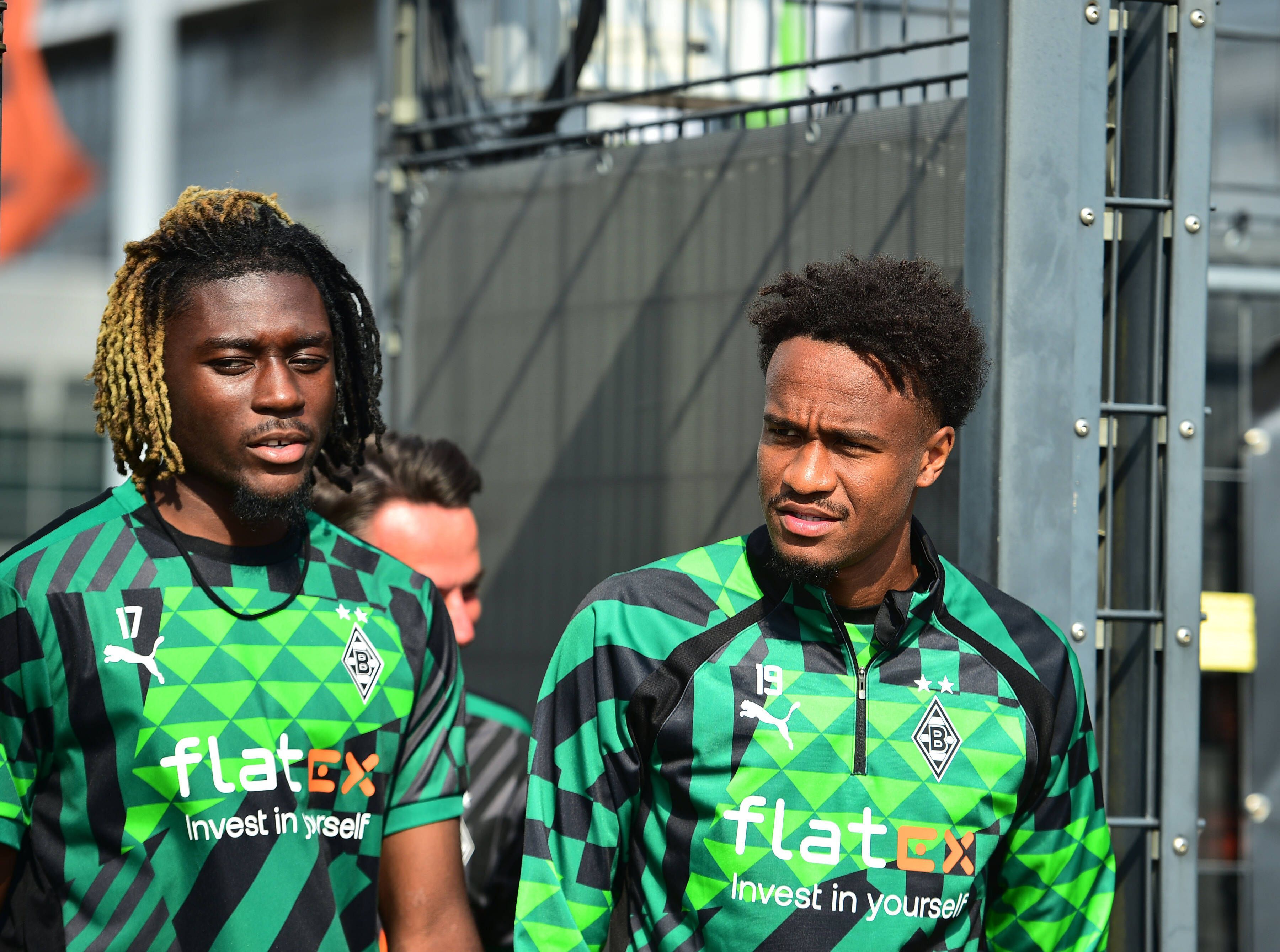 Manu Koné (l.) und Nathan Ngoumou (r.) am 31. August 2022 auf dem Weg zum Training von Borussia Mönchengladbach.