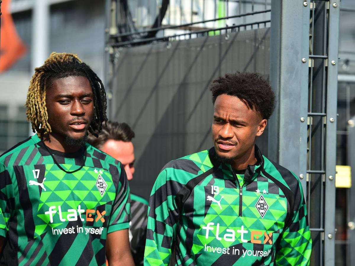 Manu Koné (l.) und Nathan Ngoumou (r.) am 31. August 2022 auf dem Weg zum Training von Borussia Mönchengladbach.