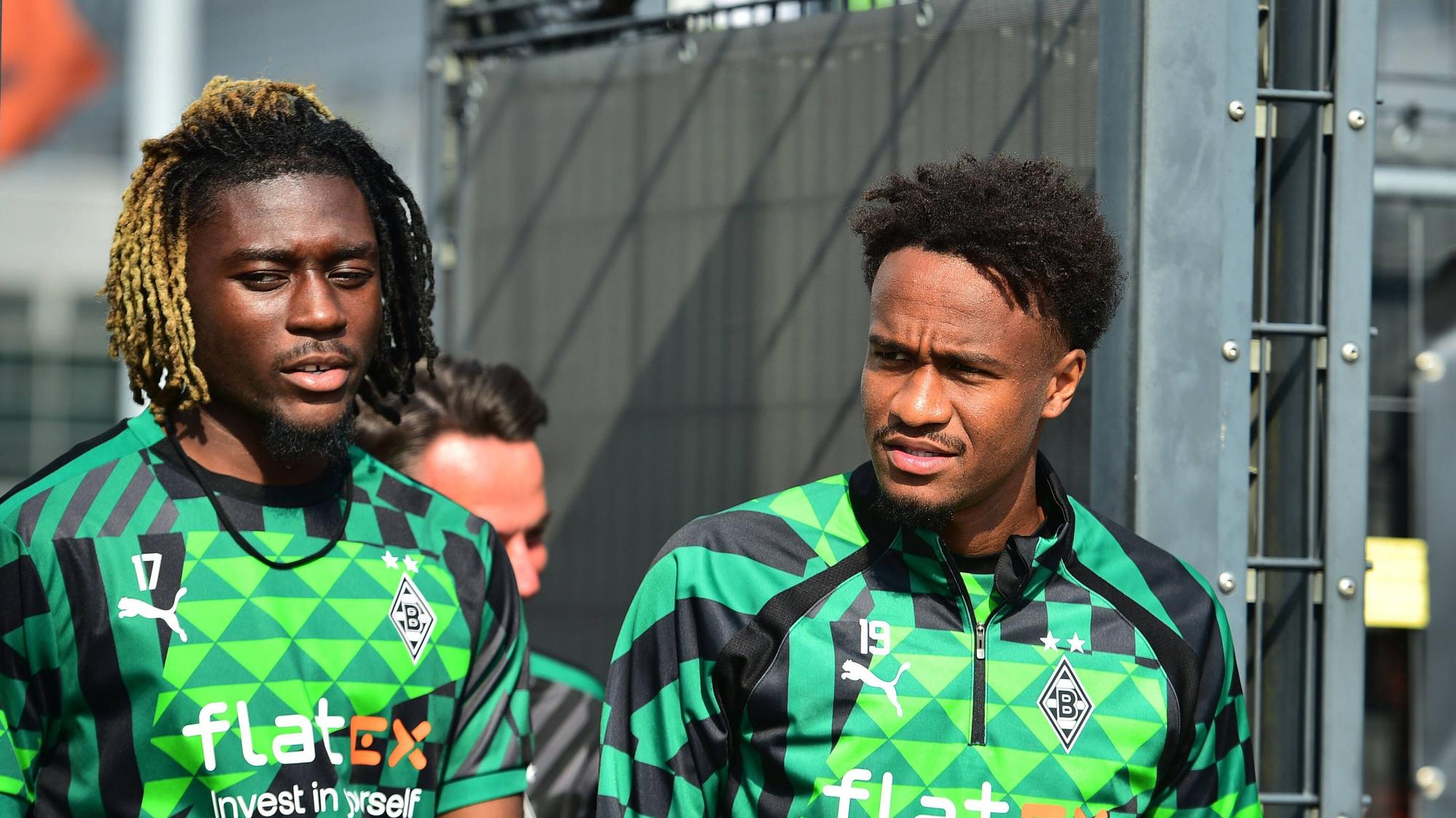 Manu Koné (l.) und Nathan Ngoumou (r.) am 31. August 2022 auf dem Weg zum Training von Borussia Mönchengladbach.