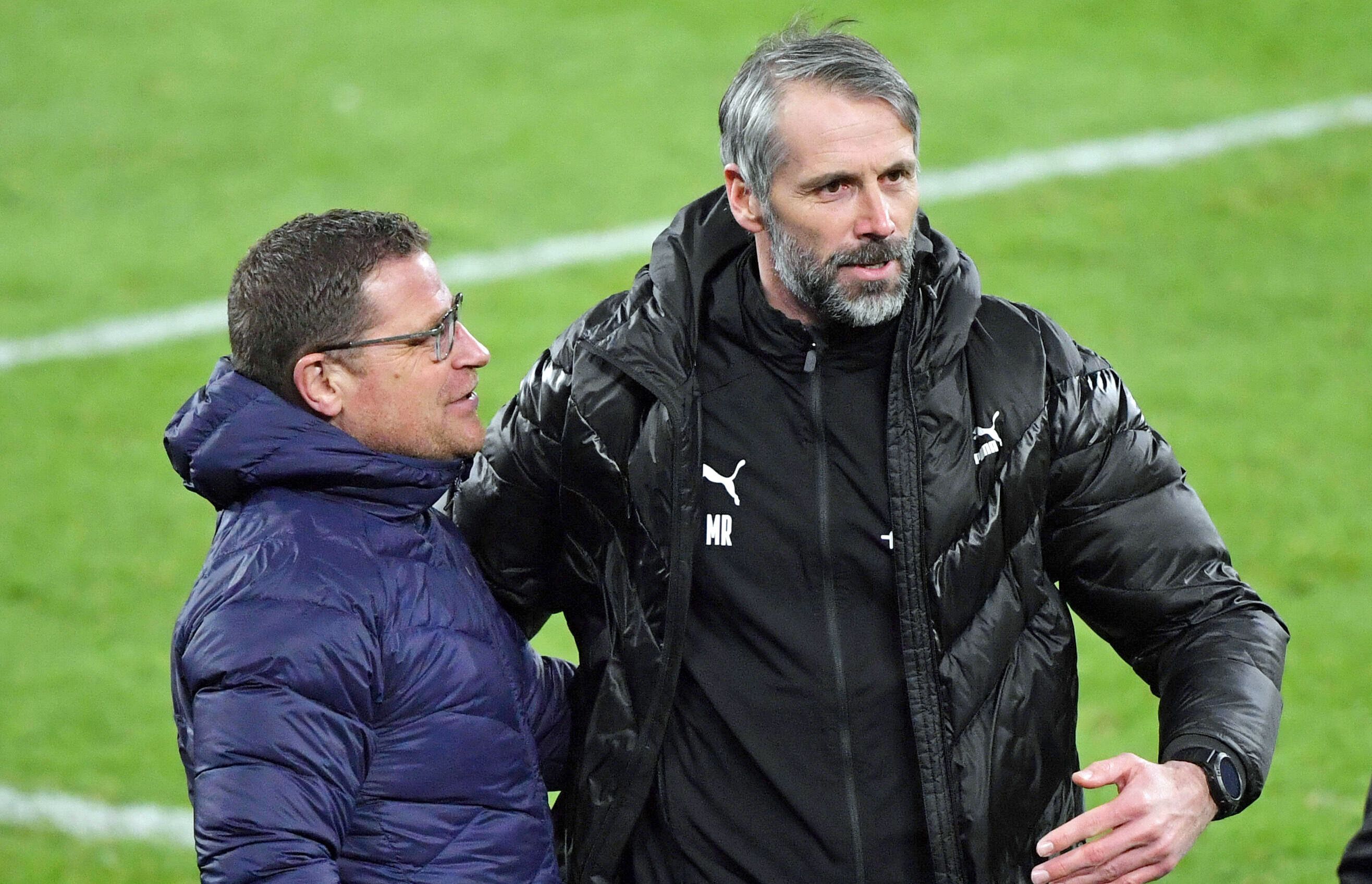Ex-Gladbach-Entscheider unter sich: Marco Rose (r.) ist seit Donnerstag (8. September 2022) neuer Cheftrainer bei RB-Leipzig. Max Eberl (l.) soll bei den Sachsen neuer Sportdirektor werden. Rose und Eberl umarmen sich.