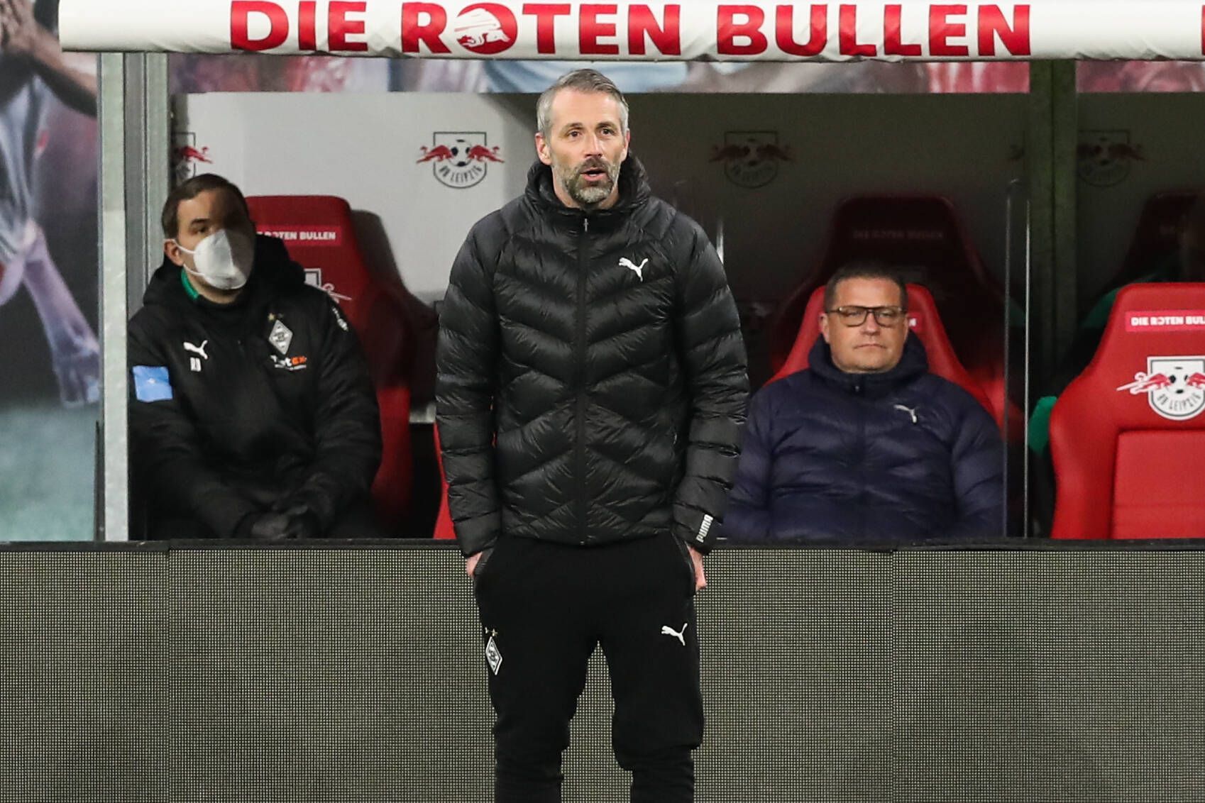 Marco Rose (Mitte), Ex-Coach von Borussia Mönchengladbach, könnte schon bald wieder mit Ex-Gladbach-Manager Max Eberl (r.) zusammenarbeiten. Das Foto zeigt beide in ihrer Zeit bei den Fohlen beim Auswärtsspiel in Leipzig am 27. Februar 2021.