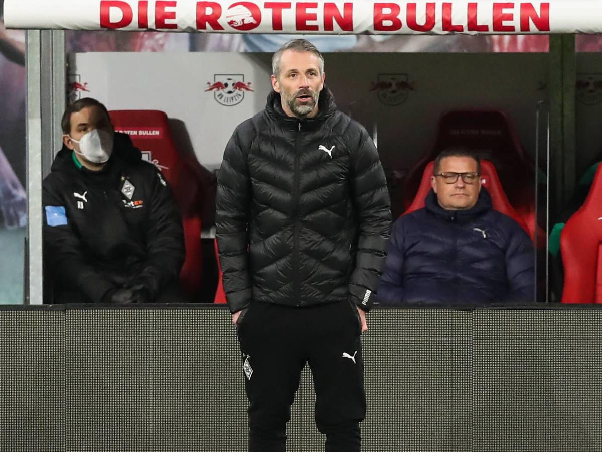Marco Rose (Mitte), Ex-Coach von Borussia Mönchengladbach, könnte schon bald wieder mit Ex-Gladbach-Manager Max Eberl (r.) zusammenarbeiten. Das Foto zeigt beide in ihrer Zeit bei den Fohlen beim Auswärtsspiel in Leipzig am 27. Februar 2021.