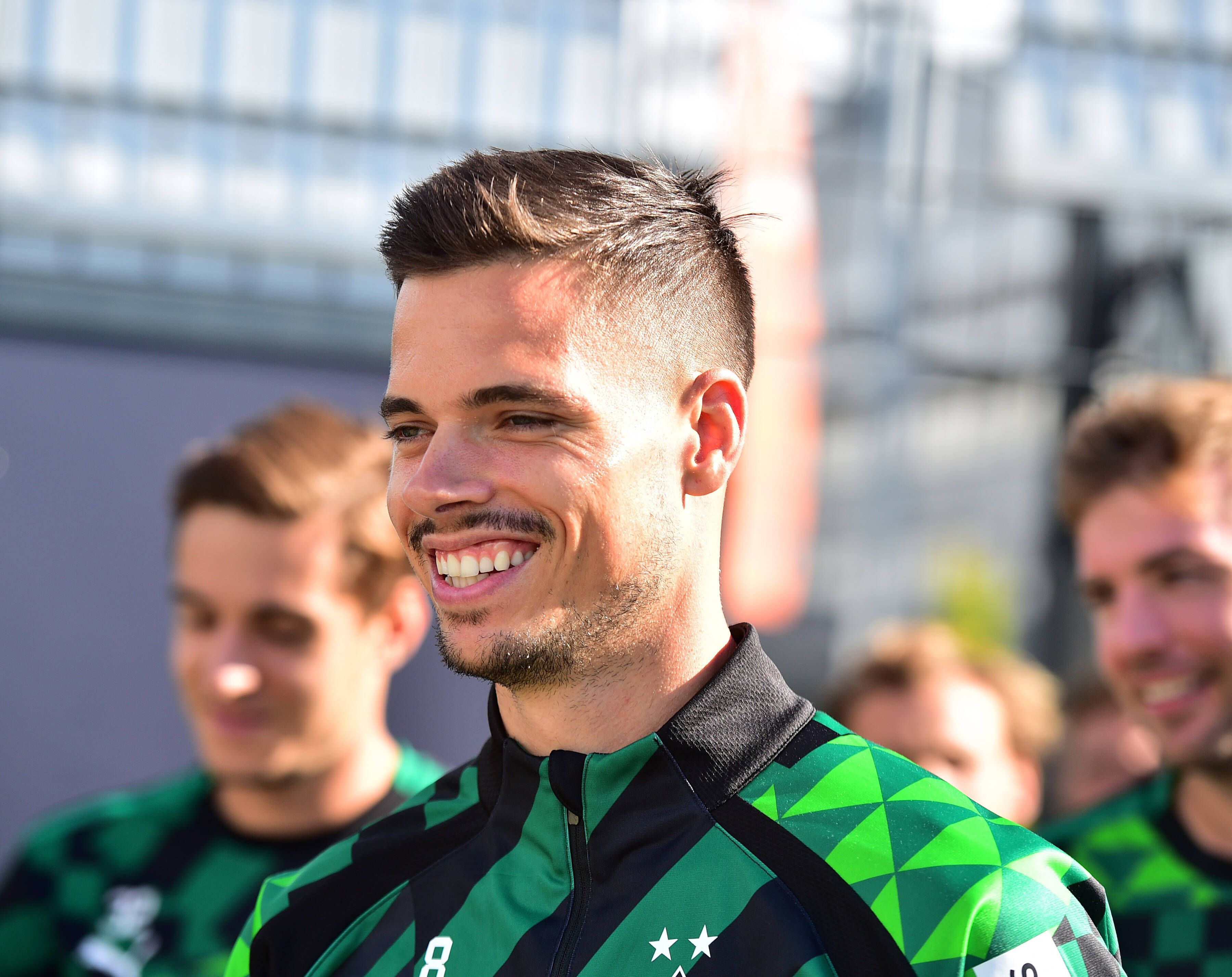 Julian Weigl, Neuzugang bei Borussia Mönchengladbach, hat in der Vergangenheit immer gegen den kommenden Fohlen-Gegner SC Freiburg gewonnen. Das Foto zeigt ihn beim Training am 8. September 2022.