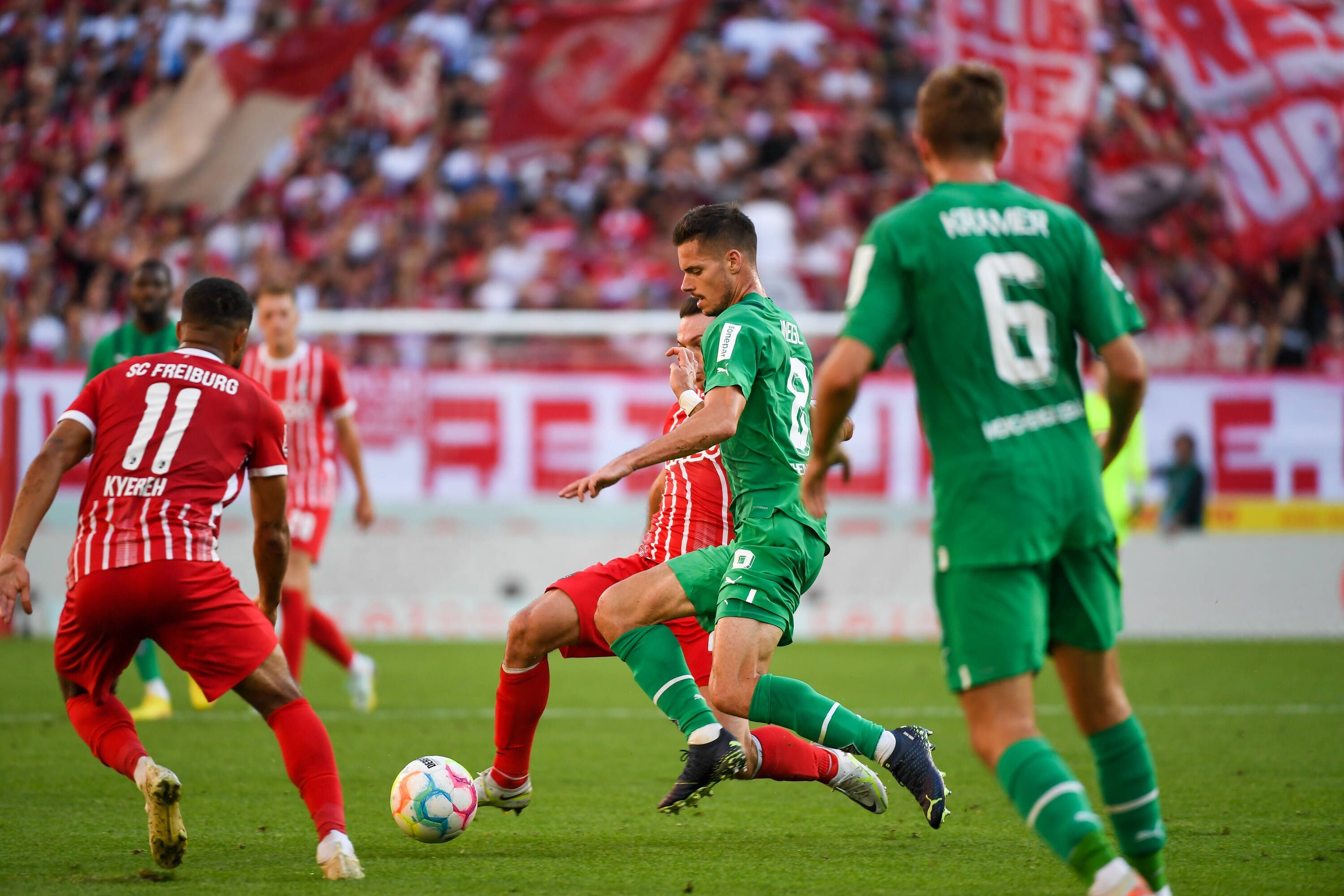Julian Weigl (M.) von Borussia Mönchengladbach während der Bundesliga-Partie am Sonntag (11. September 2022) beim SC Freiburg.