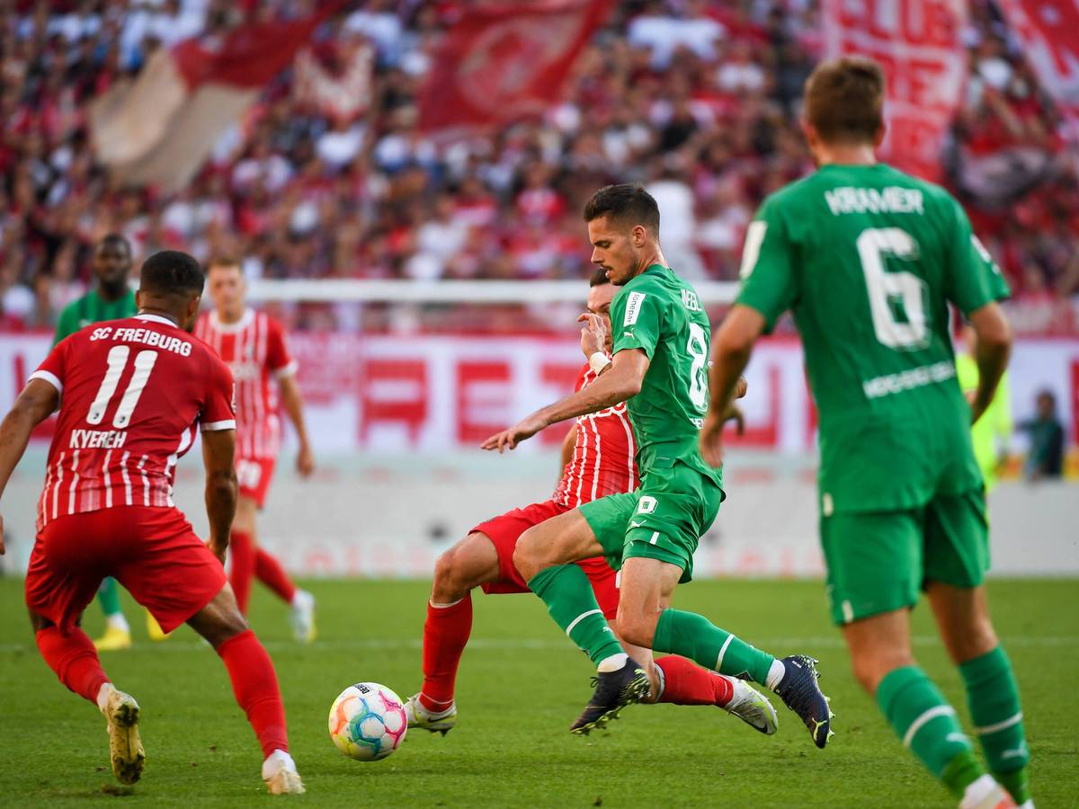 Julian Weigl (M.) von Borussia Mönchengladbach während der Bundesliga-Partie am Sonntag (11. September 2022) beim SC Freiburg.
