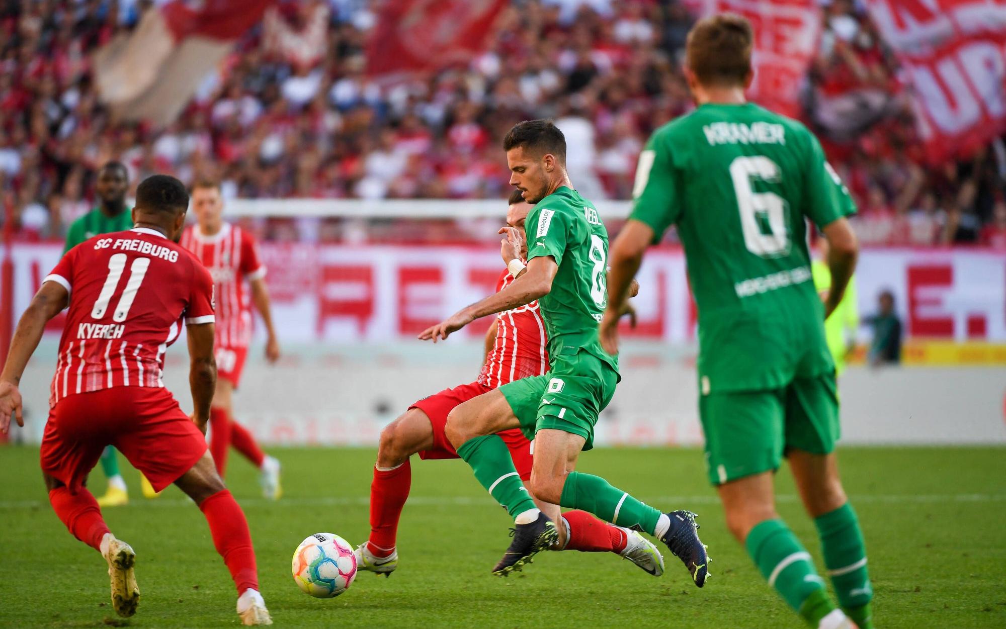 Julian Weigl (M.) von Borussia Mönchengladbach während der Bundesliga-Partie am Sonntag (11. September 2022) beim SC Freiburg.
