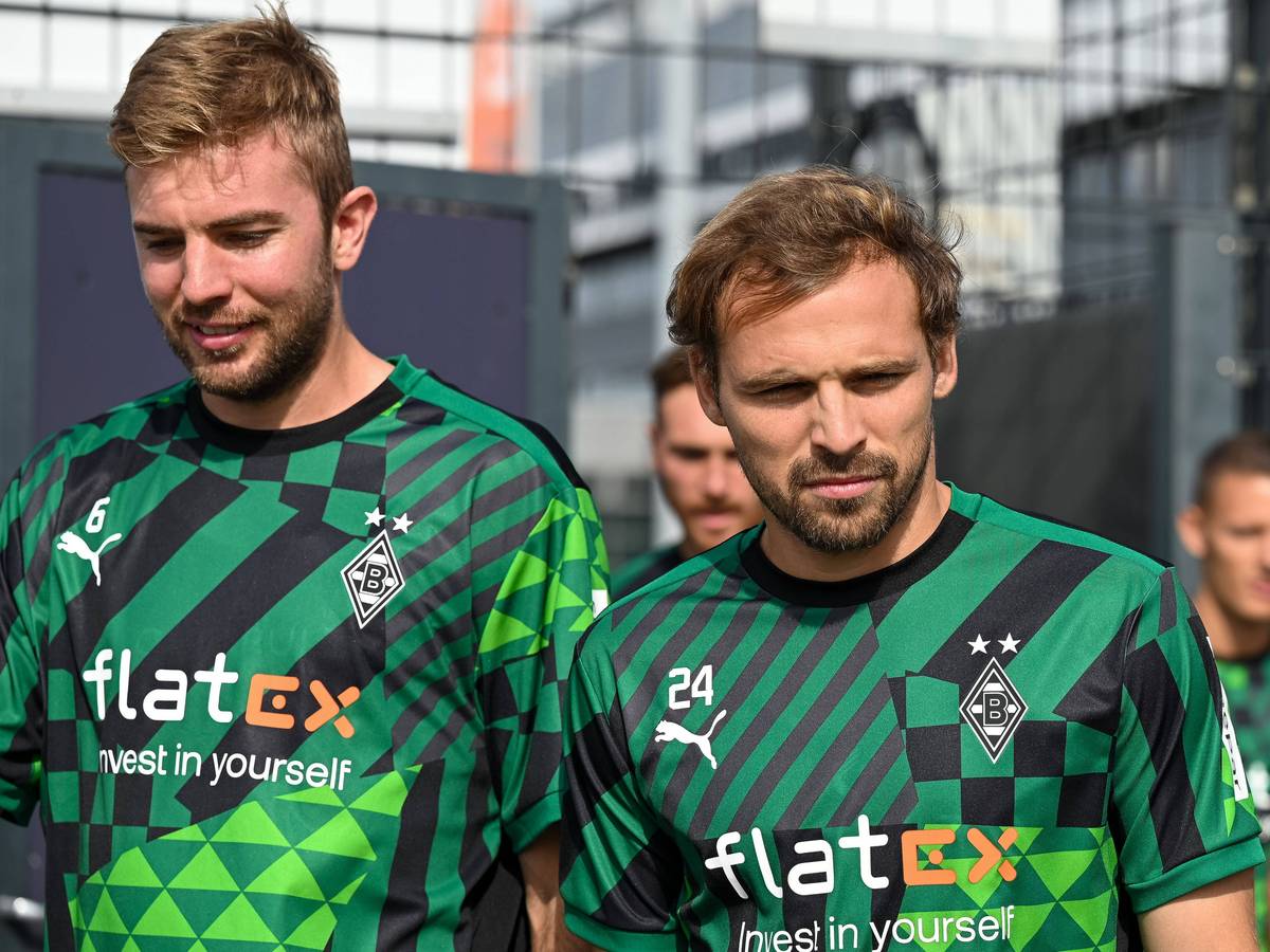 Gladbach-Verteidiger Tony Jantschke (r.), hier 7. September 2022 neben Christoph Kramer (l.) im Borussia-Park zu sehen, hat sich am Sprunggelenk verletzt. Jantschke schaut zur Seite.