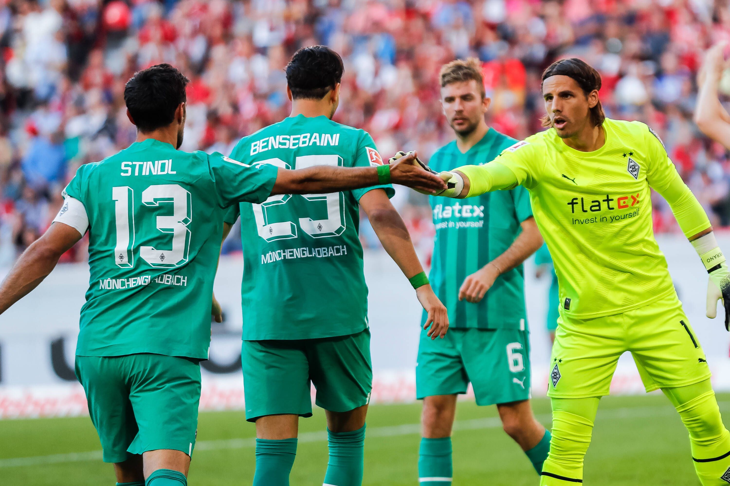 Lars Stindl (l.) und Yann Sommer (r.) während der Partie gegen den SC Freiburg am 11. September 2022.