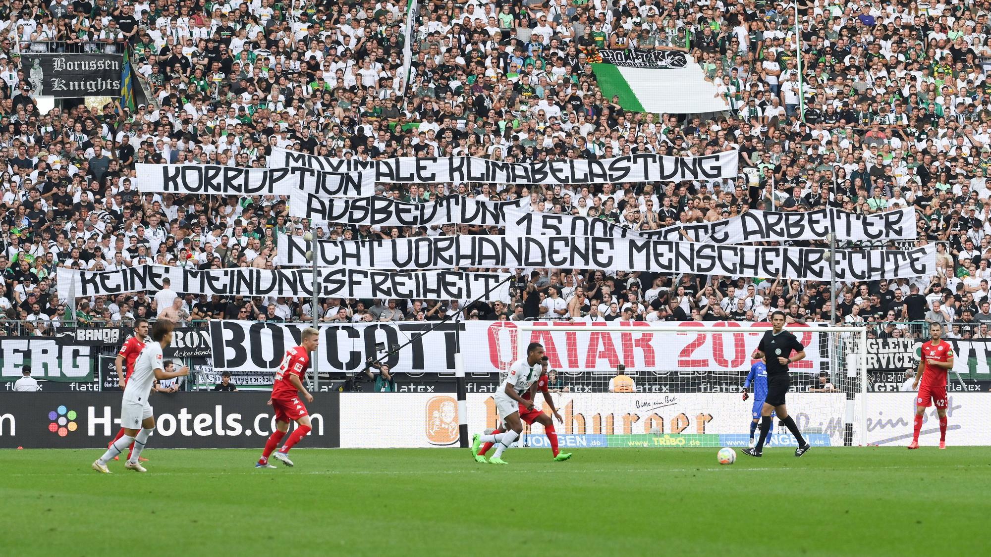 Fans von Borussia Mönchengladbach fordern mit Bannern in der Nordkurve des Borussia-Park am 4. September 2022 den Boykott der WM in Katar.