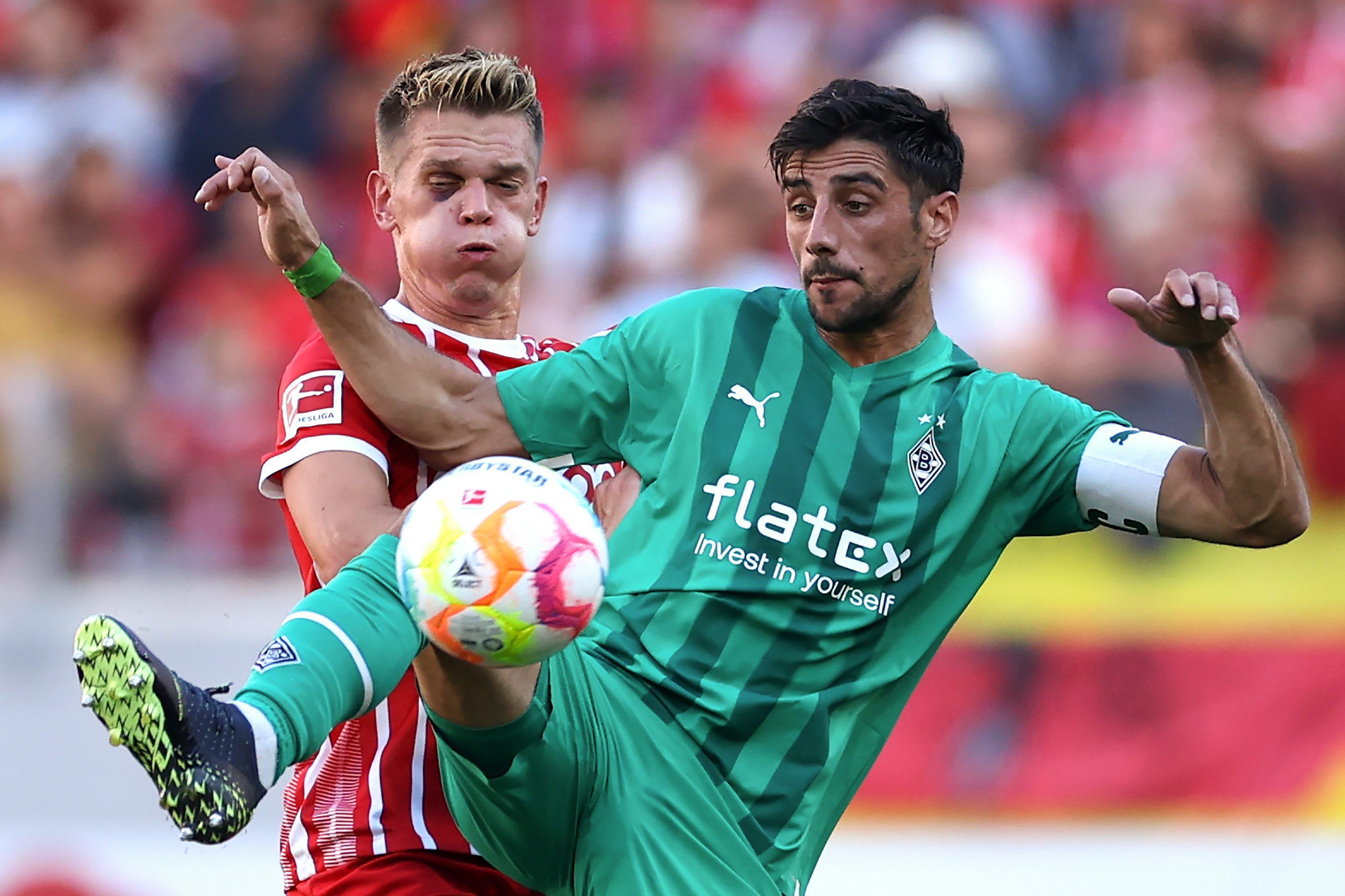Am Sonntag (11. September 2022) hat Borussia Mönchengladbach 0:0 beim SC Freiburg gespielt. Das Foto zeigt Fohlen-Kapitän Lars Stindl (l.) im Duell mit Ex-Borusse Matthias Ginter.