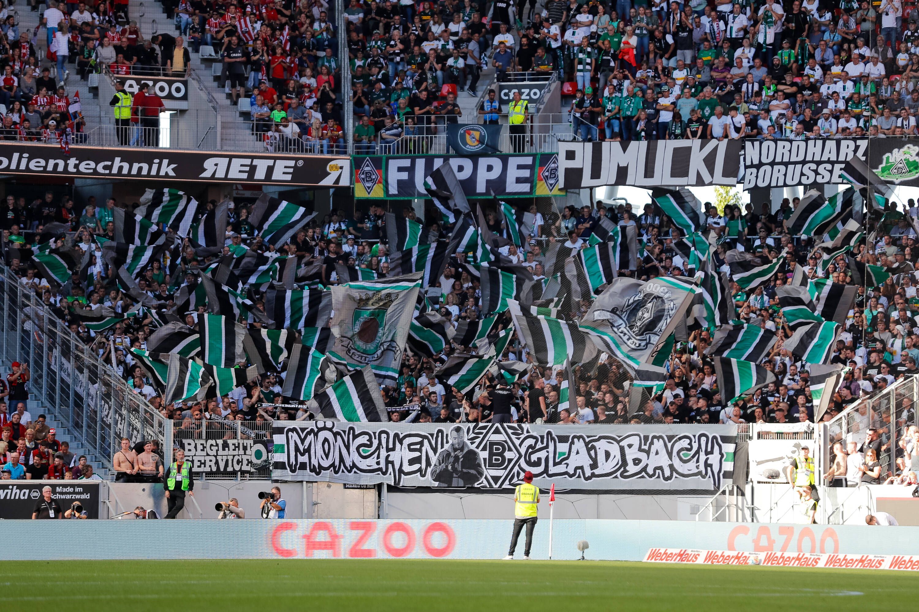 Fans von Borussia Mönchengladbach am Sonntag (11. September 2022) beim Auswärtsspiel in Freiburg im Block.
