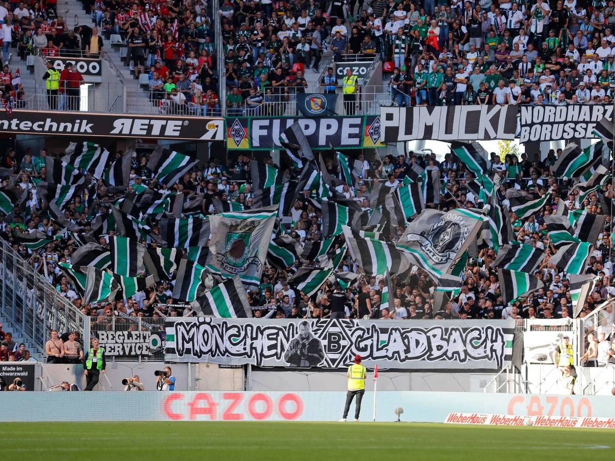 Fans von Borussia Mönchengladbach am Sonntag (11. September 2022) beim Auswärtsspiel in Freiburg im Block.