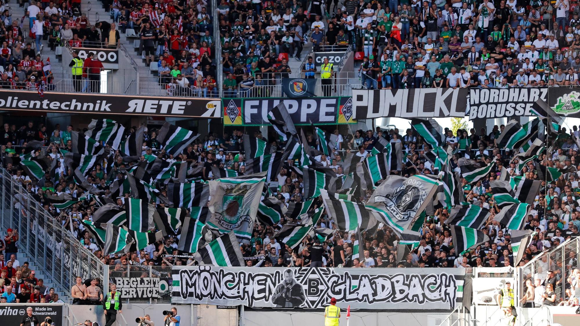 Fans von Borussia Mönchengladbach am Sonntag (11. September 2022) beim Auswärtsspiel in Freiburg im Block.