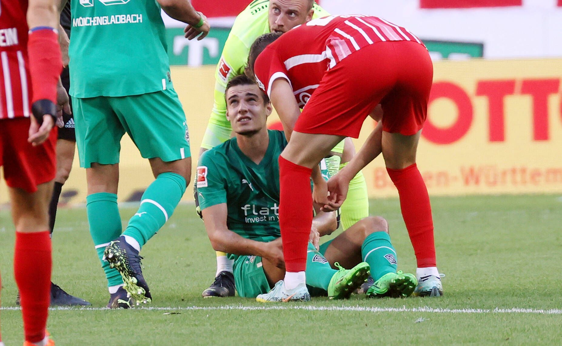 Florian Neuhaus (Mitte) von Borussia Mönchengladbach hat sich im Spiel beim SC Freiburg am Sonntag (11. September 2022) eine Verletzung im Knie zugezogen.
