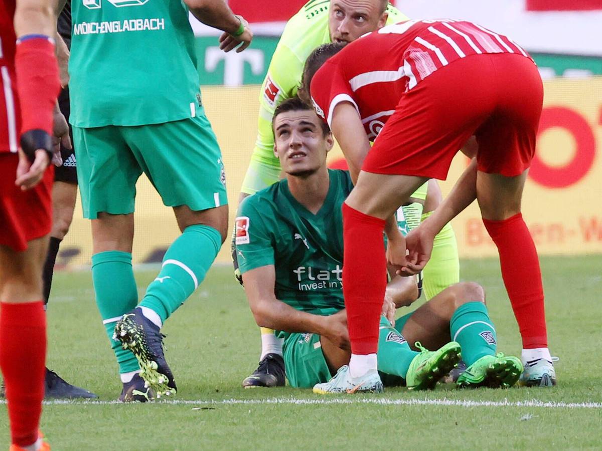 Florian Neuhaus (Mitte) von Borussia Mönchengladbach hat sich im Spiel beim SC Freiburg am Sonntag (11. September 2022) eine Verletzung im Knie zugezogen.