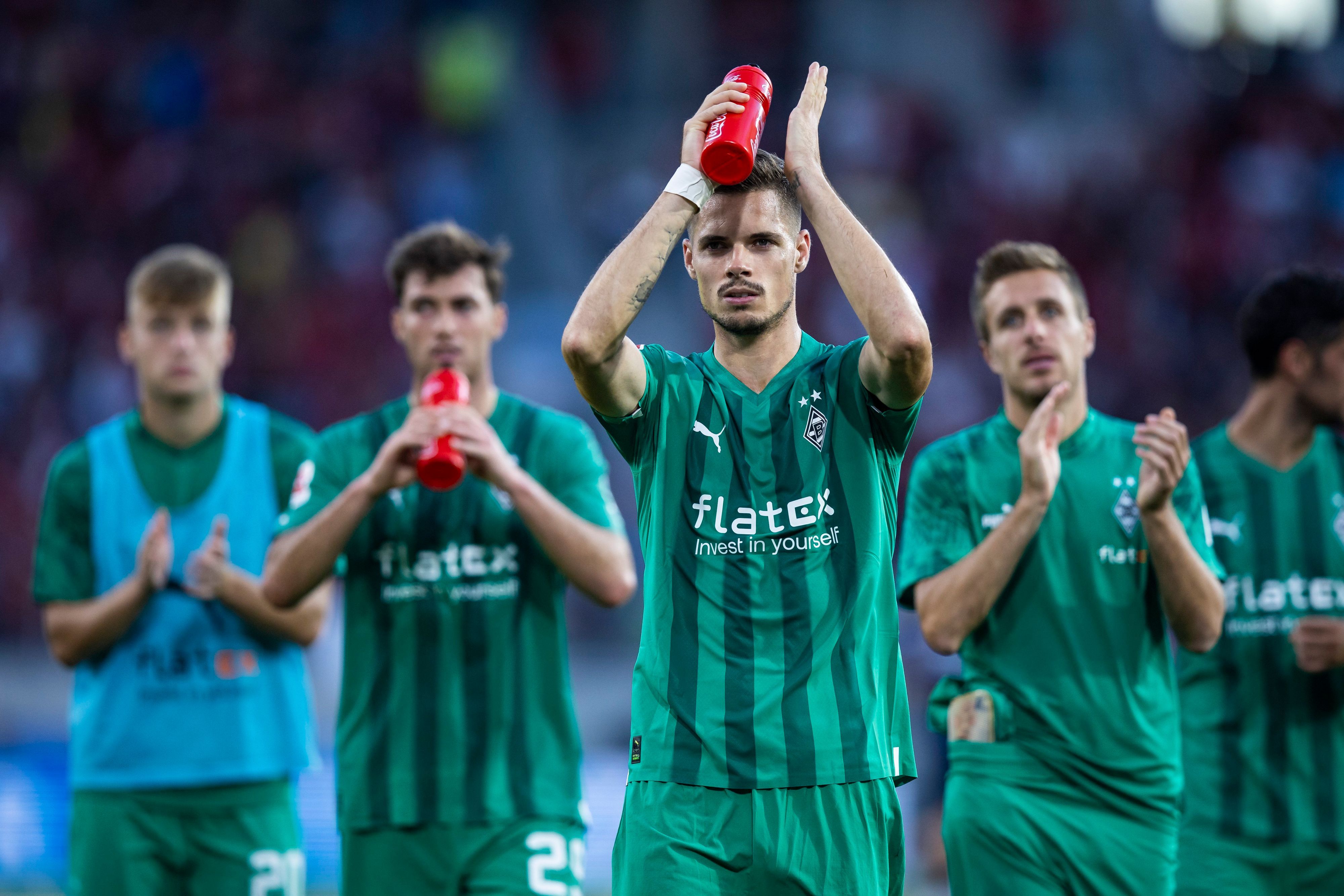 Julian Weigl von Borussia Mönchengladbach applaudiert am Sonntag (11. September 2022) den mitgereisten Fans beim Auswärtsspiel in Freiburg.