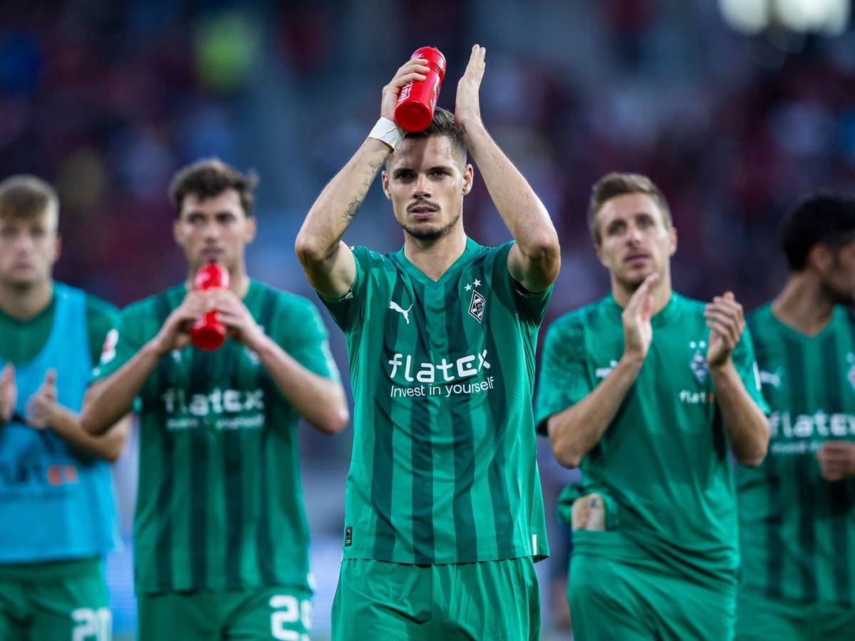 Julian Weigl von Borussia Mönchengladbach applaudiert am Sonntag (11. September 2022) den mitgereisten Fans beim Auswärtsspiel in Freiburg.