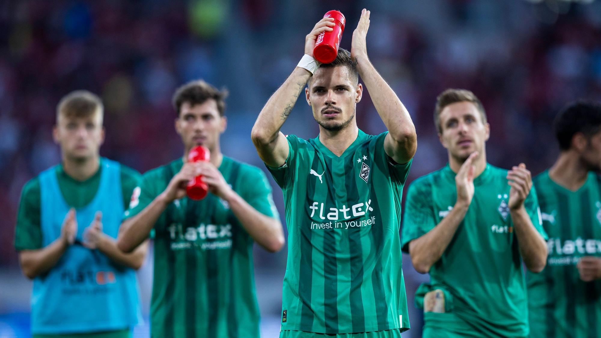 Julian Weigl von Borussia Mönchengladbach applaudiert am Sonntag (11. September 2022) den mitgereisten Fans beim Auswärtsspiel in Freiburg.