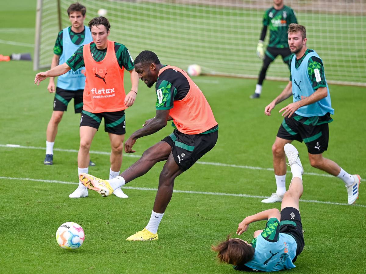 Marcus Thuram mit einem sehenswerten Schuss im Training von Borussia Mönchengladbach am 7. September 2022 im Borussia-Park.