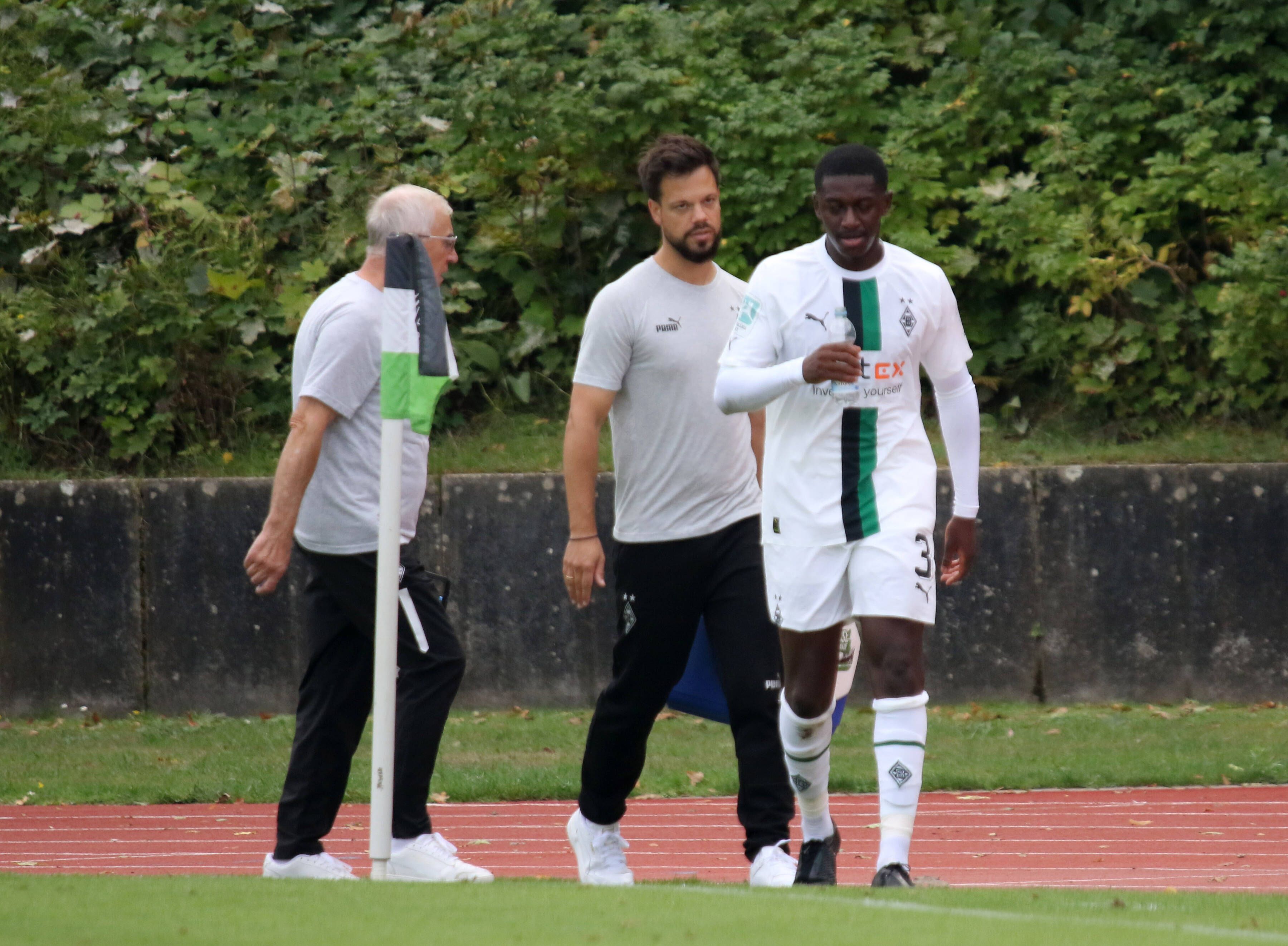 Besorgte Blicke bei Borussias U23: Mamadou Doucouré (r.) musste am Samstag (11. September 2022) beim Regionalliga-West-Match gegen die SG Wattenscheid 09 bereits nach 23 Minuten ausgewechselt werden.