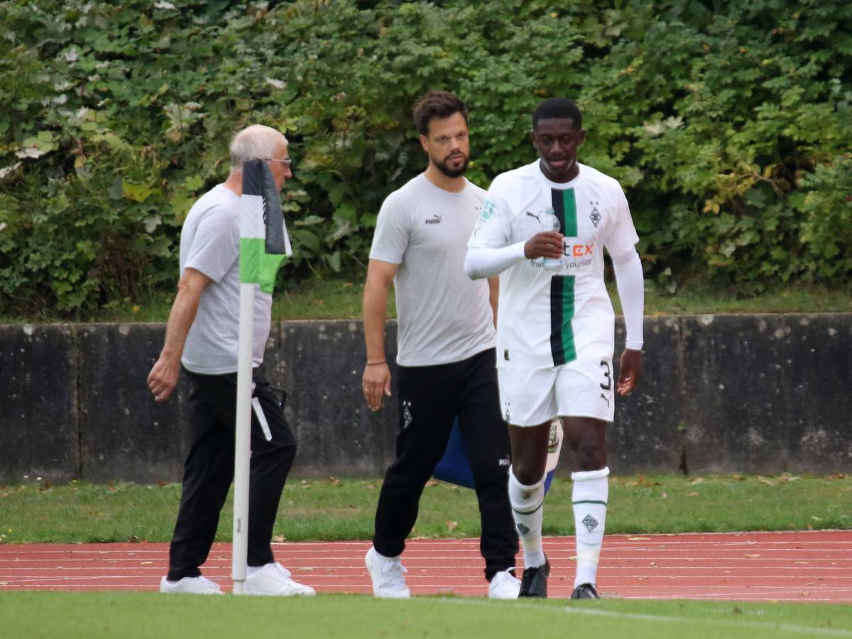 Besorgte Blicke bei Borussias U23: Mamadou Doucouré (r.) musste am Samstag (11. September 2022) beim Regionalliga-West-Match gegen die SG Wattenscheid 09 bereits nach 23 Minuten ausgewechselt werden.
