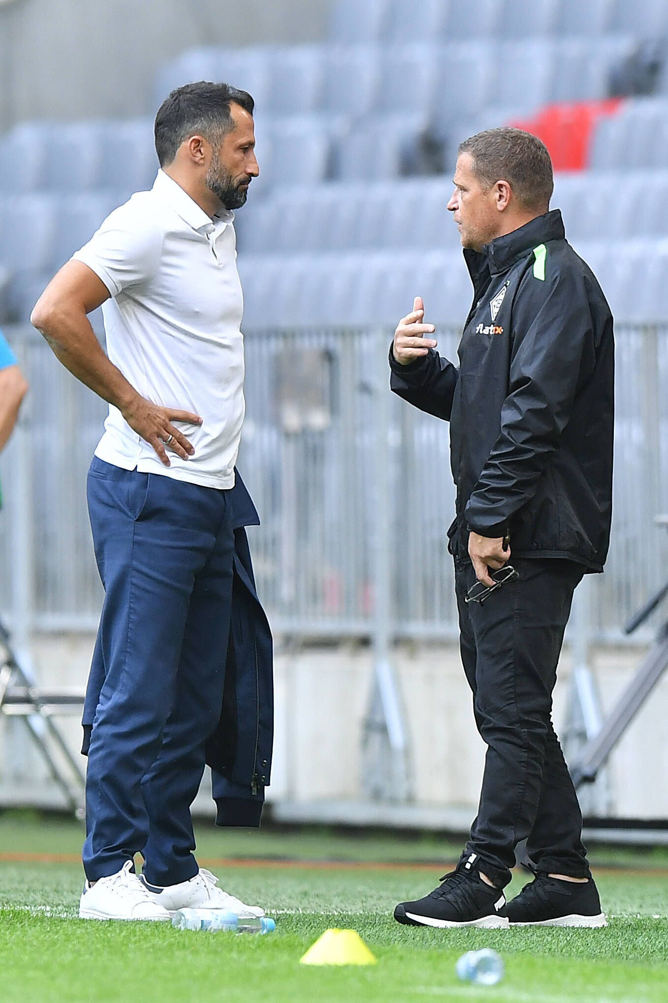 Bayern-Sportvorstand Hasan Salihamidzic (l.) und Max Eberl (r.), Ex-Manager von Borussia Mönchengladbach am 28. Juli 2021 beim Testspiel zwischen Bayern München und den Fohlen.