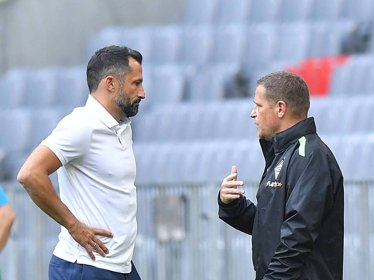 Bayern-Sportvorstand Hasan Salihamidzic (l.) und Max Eberl (r.), Ex-Manager von Borussia Mönchengladbach am 28. Juli 2021 beim Testspiel zwischen Bayern München und den Fohlen.
