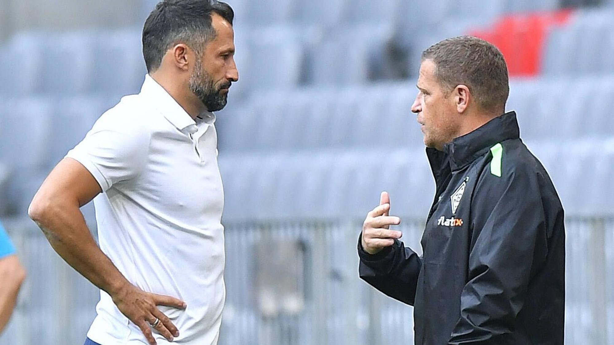 Bayern-Sportvorstand Hasan Salihamidzic (l.) und Max Eberl (r.), Ex-Manager von Borussia Mönchengladbach am 28. Juli 2021 beim Testspiel zwischen Bayern München und den Fohlen.