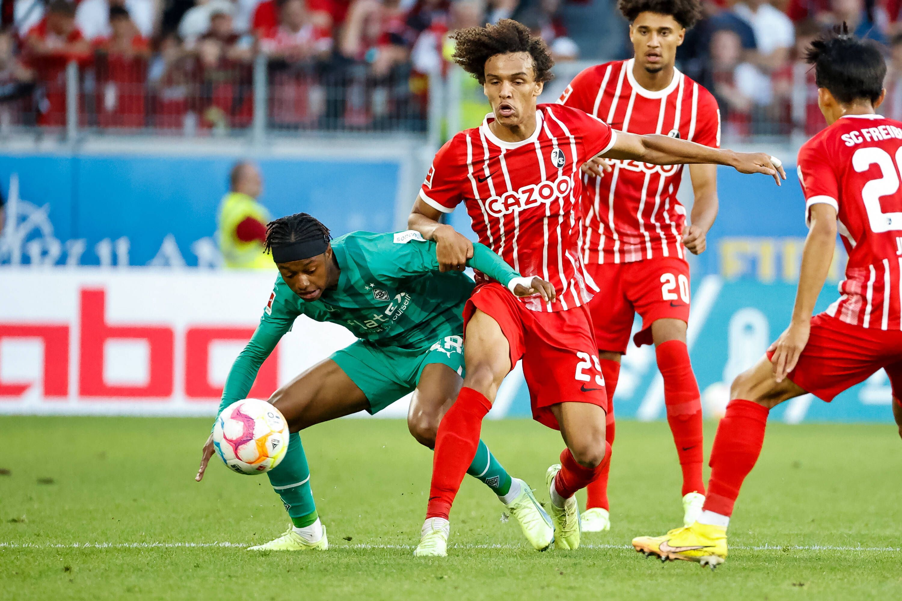 Yvandro Borges Sanches von Borussia Mönchengladbach, hier im Zweikampf mit Kiliann Sildillia vom SC Freiburg, feierte am Sonntag (11. September 2022) im Breisgau sein Bundesliga-Debüt.Yvandro Borges Sanches von Borussia Mönchengladbach, hier im Zweikampf mit Kiliann Sildillia vom SC Freiburg, feierte am Sonntag (11. September 2022) im Breisgau sein Bundesliga-Debüt.