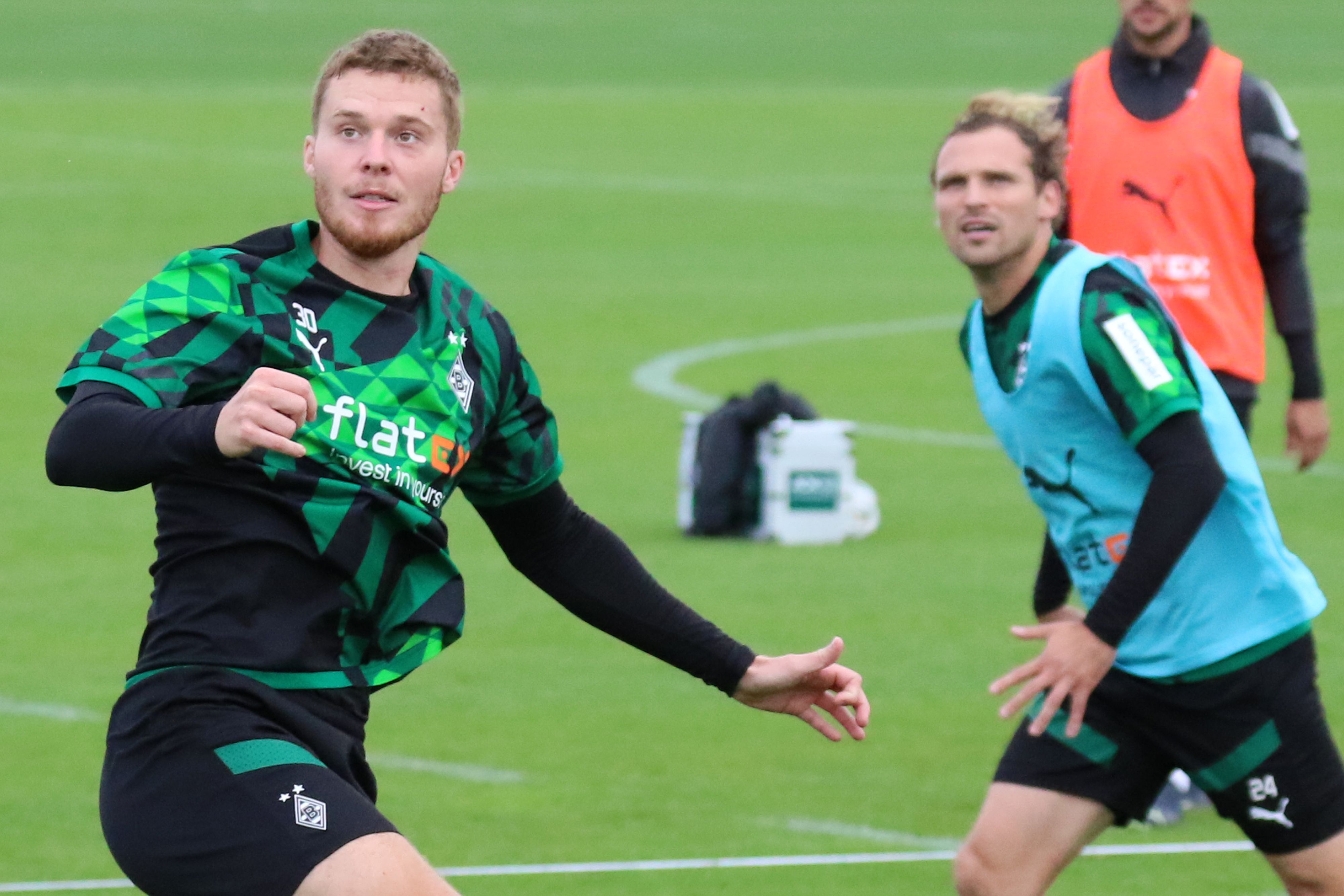 Die Gladbach-Verteidiger Nico Elvedi (l.) und Tony Jantschke (r.) im Borussia-Training am 14. September 2022. Beide schauen Richtung Ball.