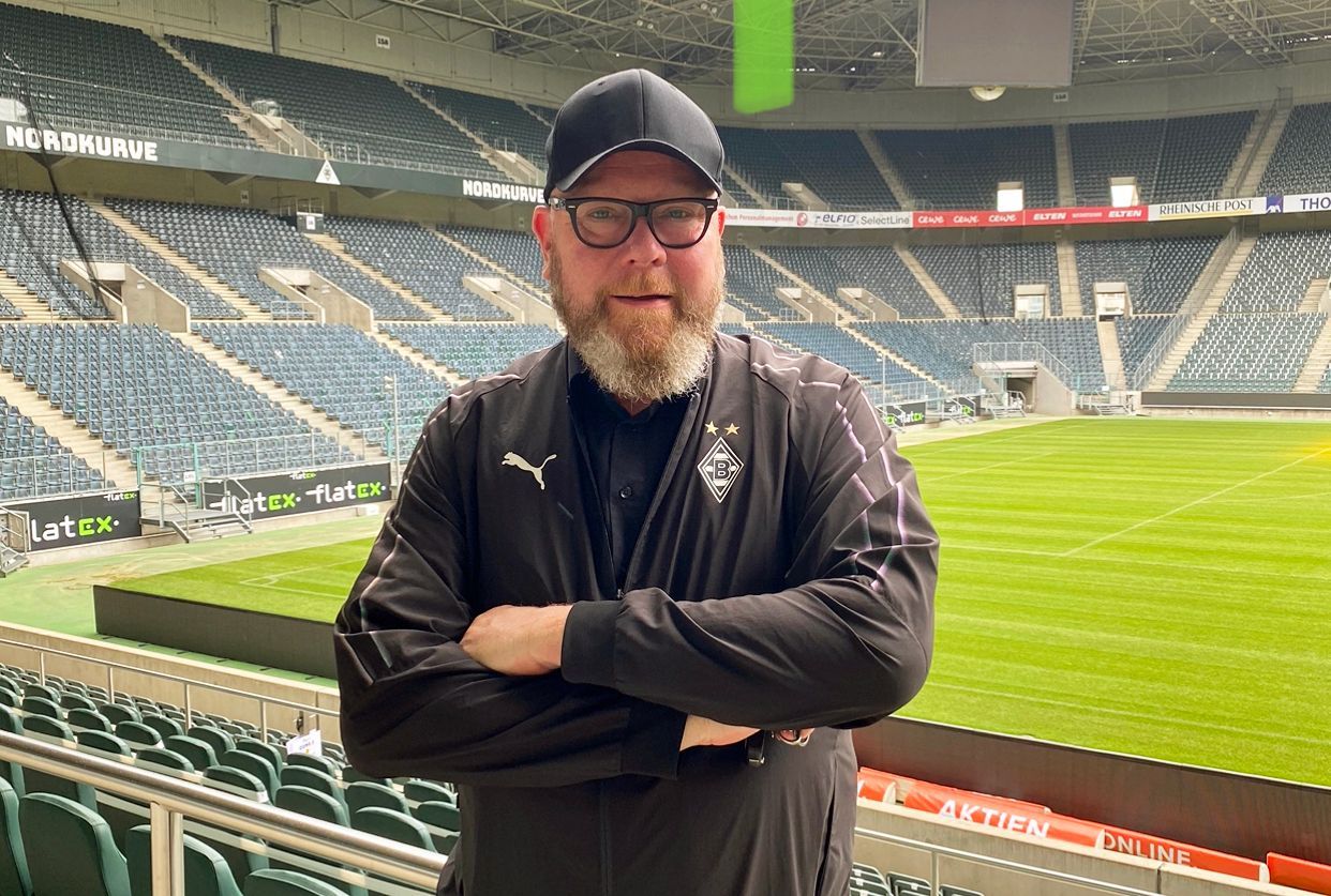 Thomas Tower Weinmann, hier im Oktober 2020 zu sehen, ist Fanbeauftragter bei Fußball-Bundesligist Borussia Mönchengladbach. Zudem ist er im Vorstand des FPMG Supporters Club aktiv. Weinmann trägt einen Bart und steht auf der Haupttribüne im Borussia-Park.