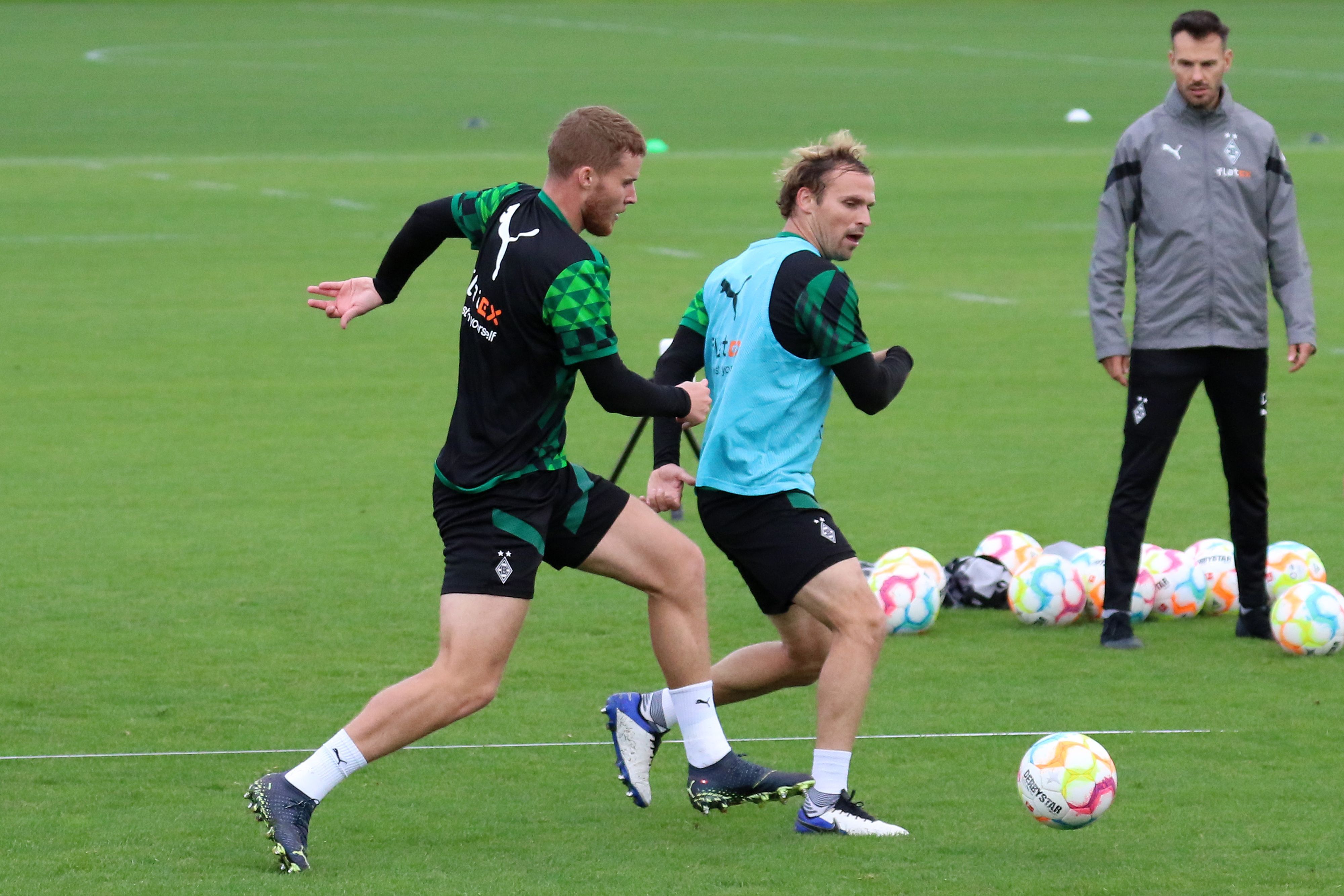 Duell um den Ball im Borussia-Park: Die Gladbach-Verteidiger Nico Elvedi (l.) und Tony Jantschke (r.) am Mittwoch (14. September 2022) im Borussia-Park. Beide sind im Sprint.