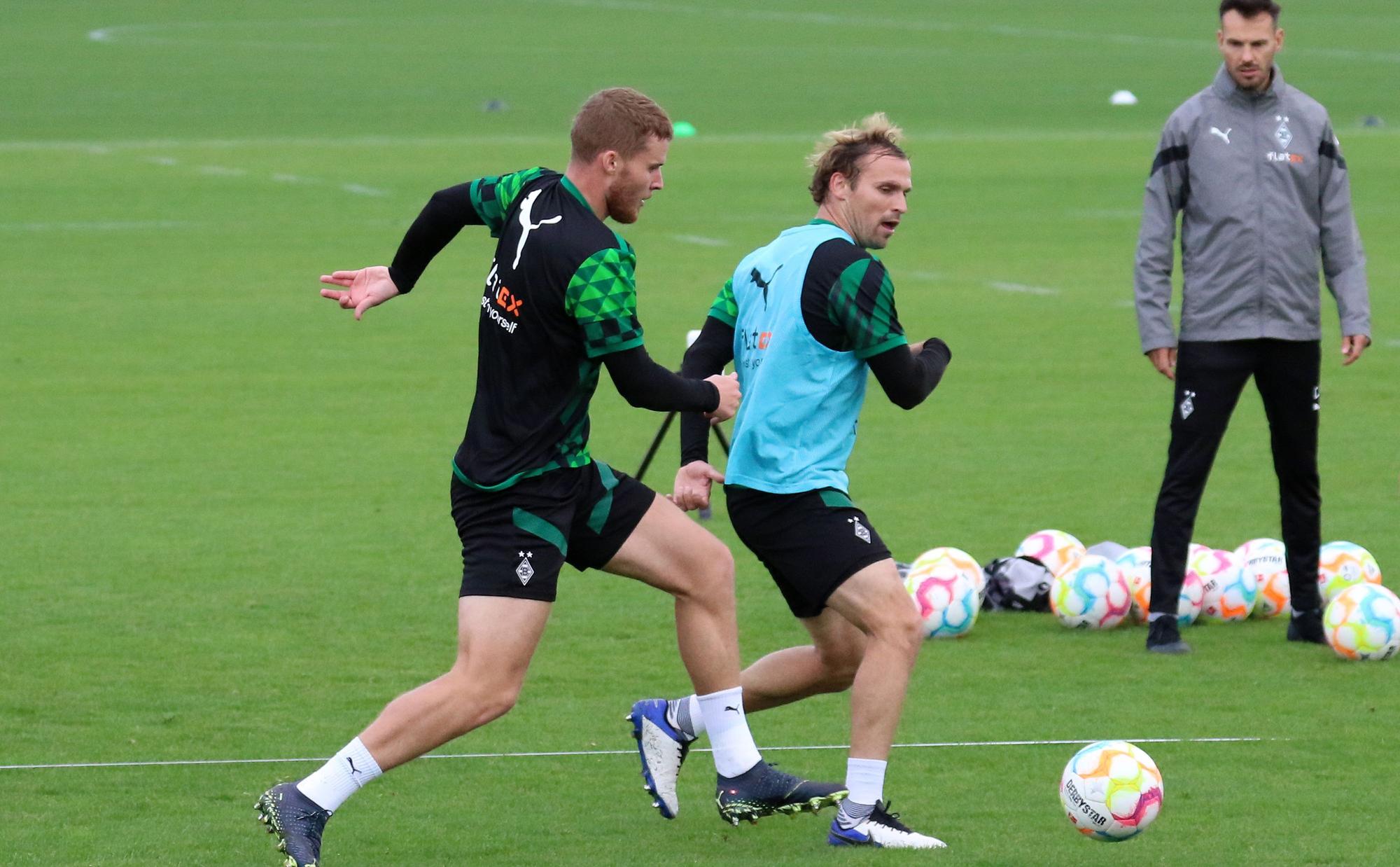 Duell um den Ball im Borussia-Park: Die Gladbach-Verteidiger Nico Elvedi (l.) und Tony Jantschke (r.) am Mittwoch (14. September 2022) im Borussia-Park. Beide sind im Sprint.