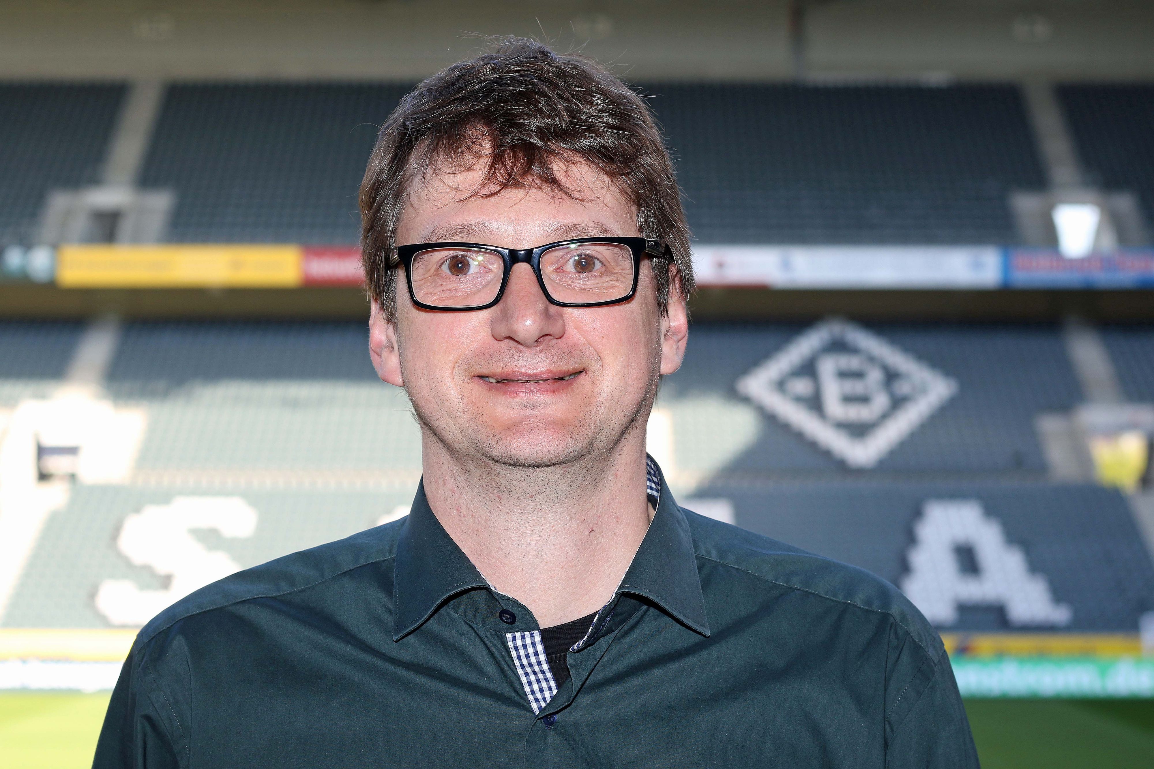 Thomas Ludwig ist 1. Vorsitzender des FPMG Supporters Club und Mitglied im Ehrenrat von Fußball-Bundesligist Borussia Mönchengladbach. Ludwig trägt eine Brille, er ist im Borussia-Park zu sehen.