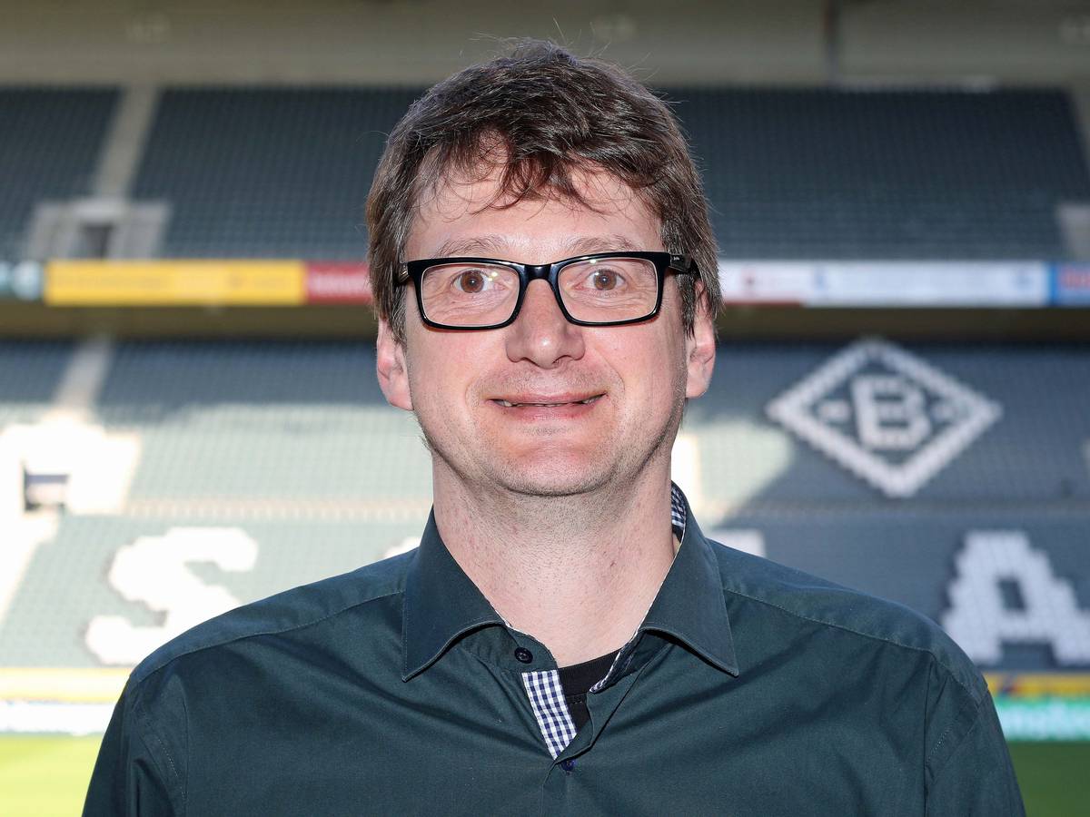 Thomas Ludwig ist 1. Vorsitzender des FPMG Supporters Club und Mitglied im Ehrenrat von Fußball-Bundesligist Borussia Mönchengladbach. Ludwig trägt eine Brille, er ist im Borussia-Park zu sehen.