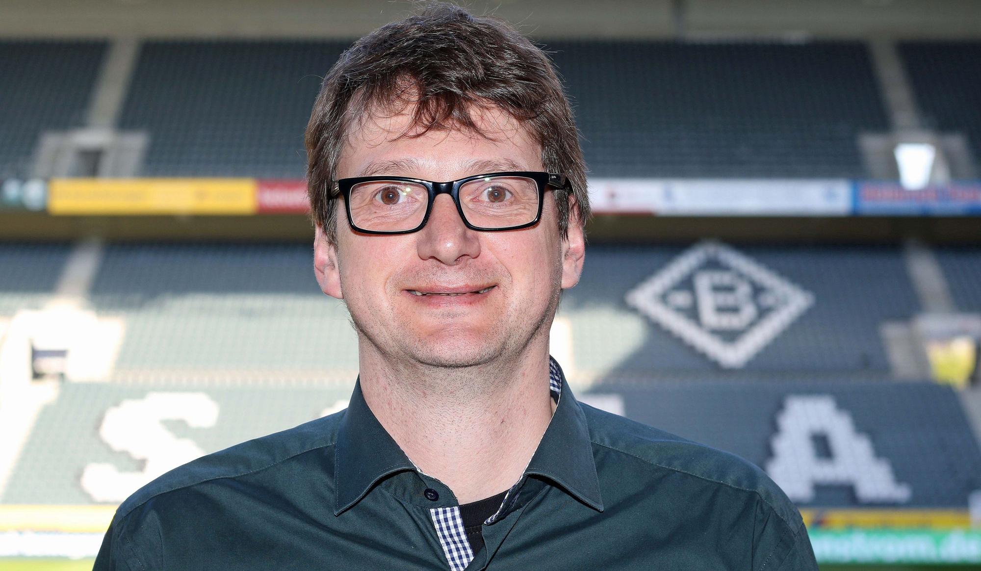 Thomas Ludwig ist 1. Vorsitzender des FPMG Supporters Club und Mitglied im Ehrenrat von Fußball-Bundesligist Borussia Mönchengladbach. Ludwig trägt eine Brille, er ist im Borussia-Park zu sehen.