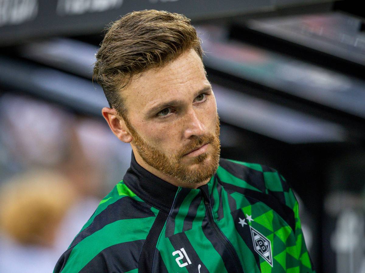 Tobias Sippel, Torwart von Borussia Mönchengladbach, hat sich verletzt. Auf diesem Foto ist der Keeper am 19. August 2022 im Borussia-Park zu sehen. Sippel trägt einen Bart.