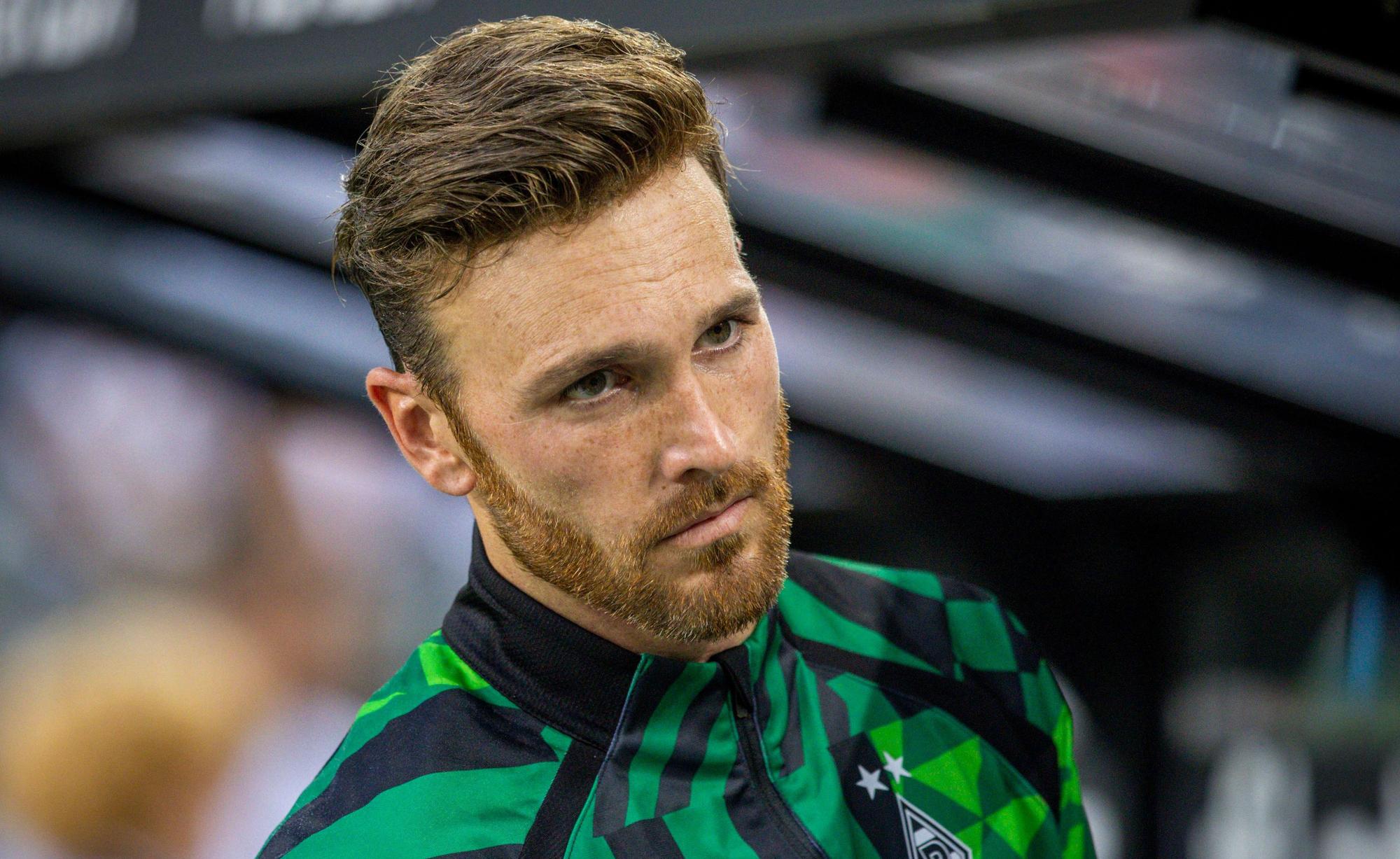Tobias Sippel, Torwart von Borussia Mönchengladbach, hat sich verletzt. Auf diesem Foto ist der Keeper am 19. August 2022 im Borussia-Park zu sehen. Sippel trägt einen Bart.