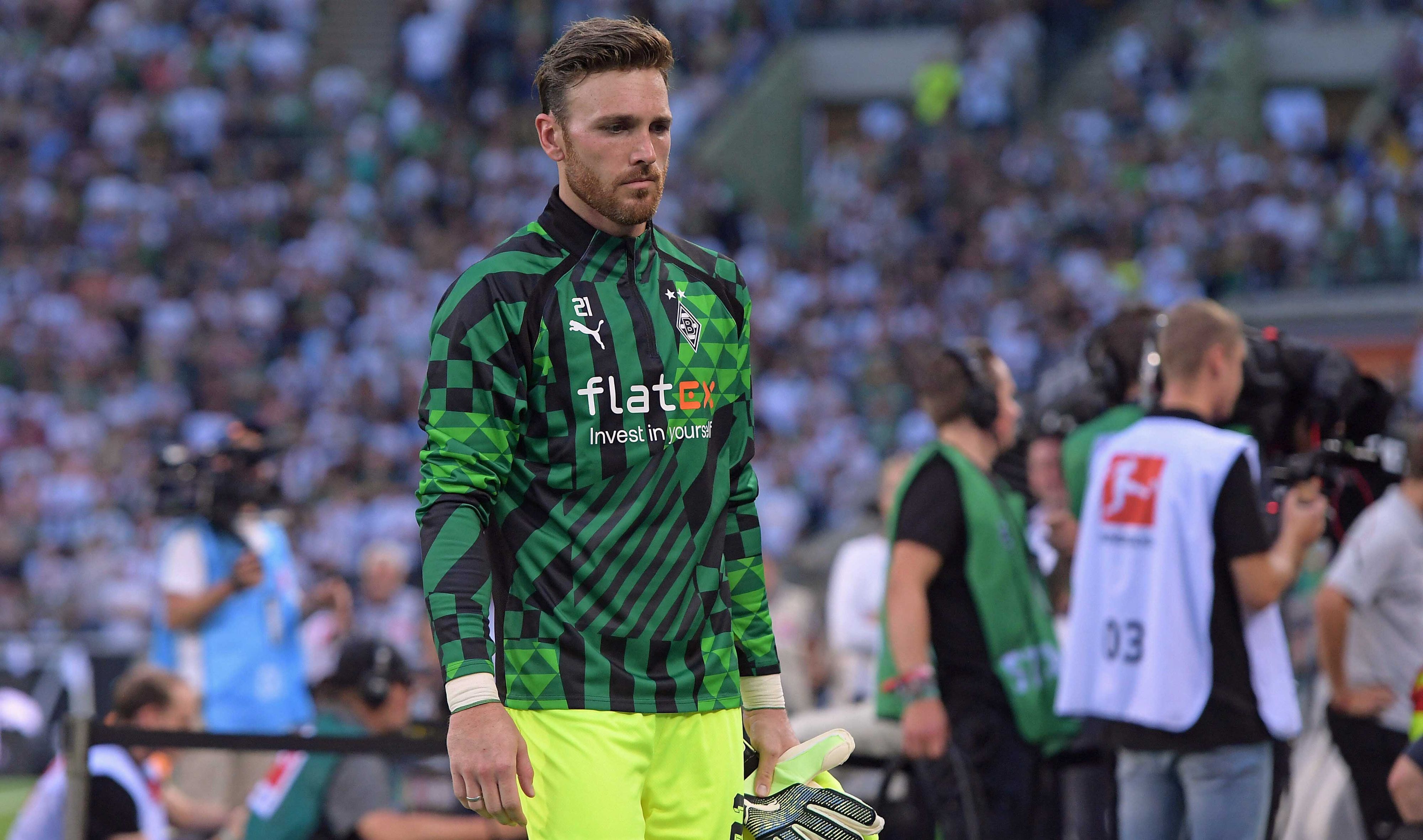 Tobias Sippel, Torwart von Borussia Mönchengladbach, fällt wochenlang mit einer Schulterverletzung aus. Auf diesem Foto ist der 34-Jährige am 19. August 2022 im Borussia-Park zu sehen. Sippel schaut nachdenklich nach unten.