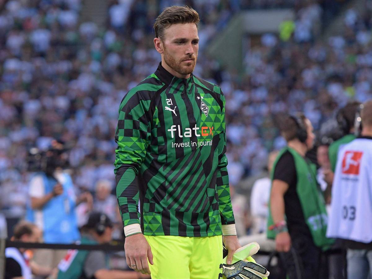 Tobias Sippel, Torwart von Borussia Mönchengladbach, fällt wochenlang mit einer Schulterverletzung aus. Auf diesem Foto ist der 34-Jährige am 19. August 2022 im Borussia-Park zu sehen. Sippel schaut nachdenklich nach unten.