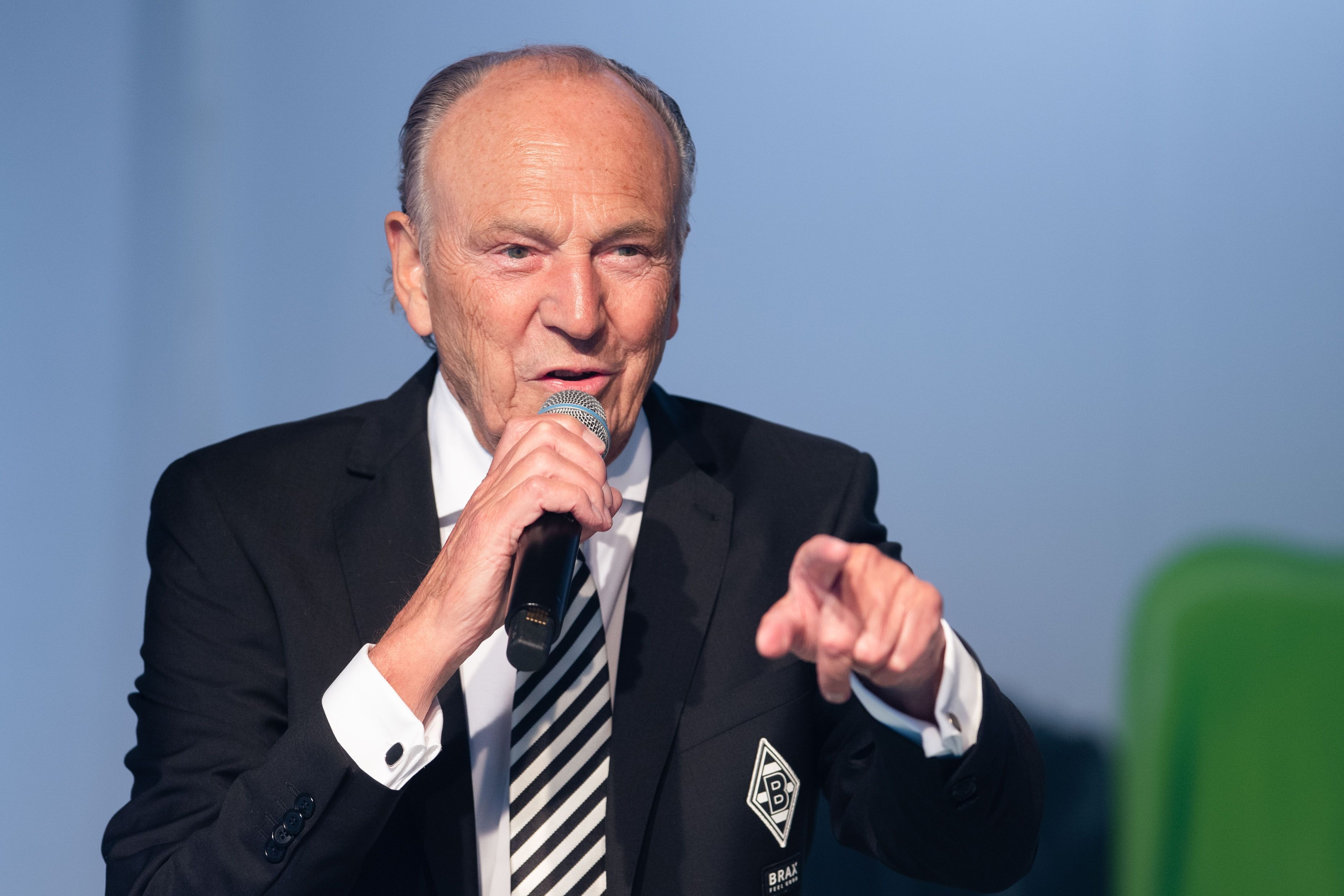 Rolf Königs, Präsident und Geschäftsführer bei Fußball-Bundesligist Borussia Mönchengladbach. Auf diesem Foto ist der erfolgreiche Unternehmer und Multi-Millionär am 30. Mai 2022 im Borussia-Park zu sehen. Königs hält ein Mikrofon in der Hand und macht eine Geste.