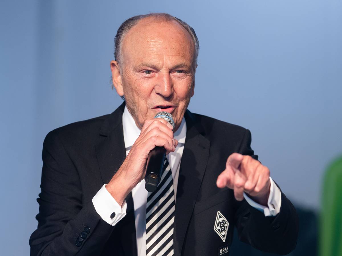 Rolf Königs, Präsident und Geschäftsführer bei Fußball-Bundesligist Borussia Mönchengladbach. Auf diesem Foto ist der erfolgreiche Unternehmer und Multi-Millionär am 30. Mai 2022 im Borussia-Park zu sehen. Königs hält ein Mikrofon in der Hand und macht eine Geste.