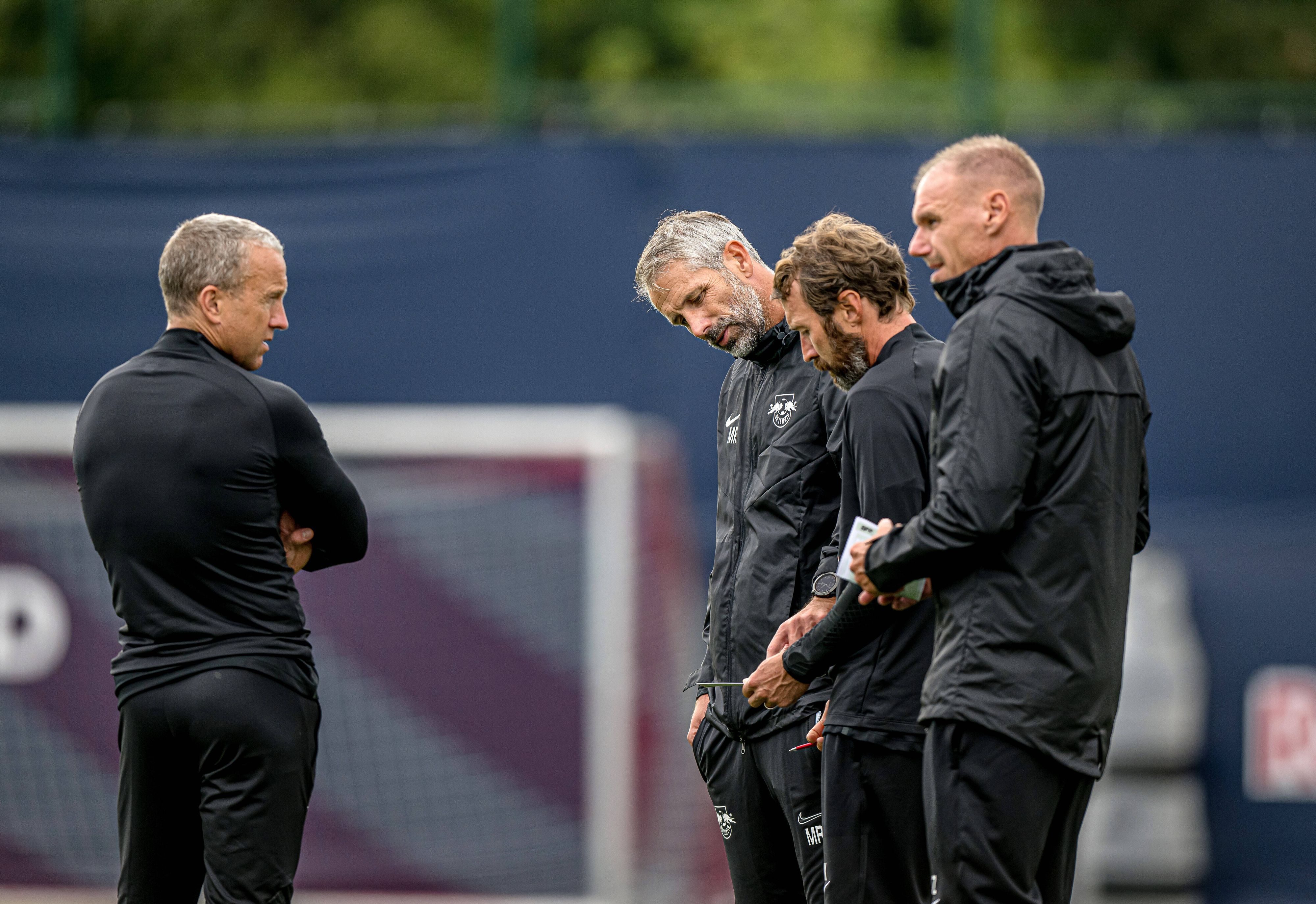 Drei Ex-Gladbacher im Trainer-Team von RB Leipzig: Frank Geideck (l.), Marco Rose (2.v.l.) und Alexander Zickler (r.). Hier zu sehen am 8. September 2022. Marco Kurth (2.v.r.) hat noch nicht für die Borussia gearbeitet. Das RB-Trainerteam unterhält sich.