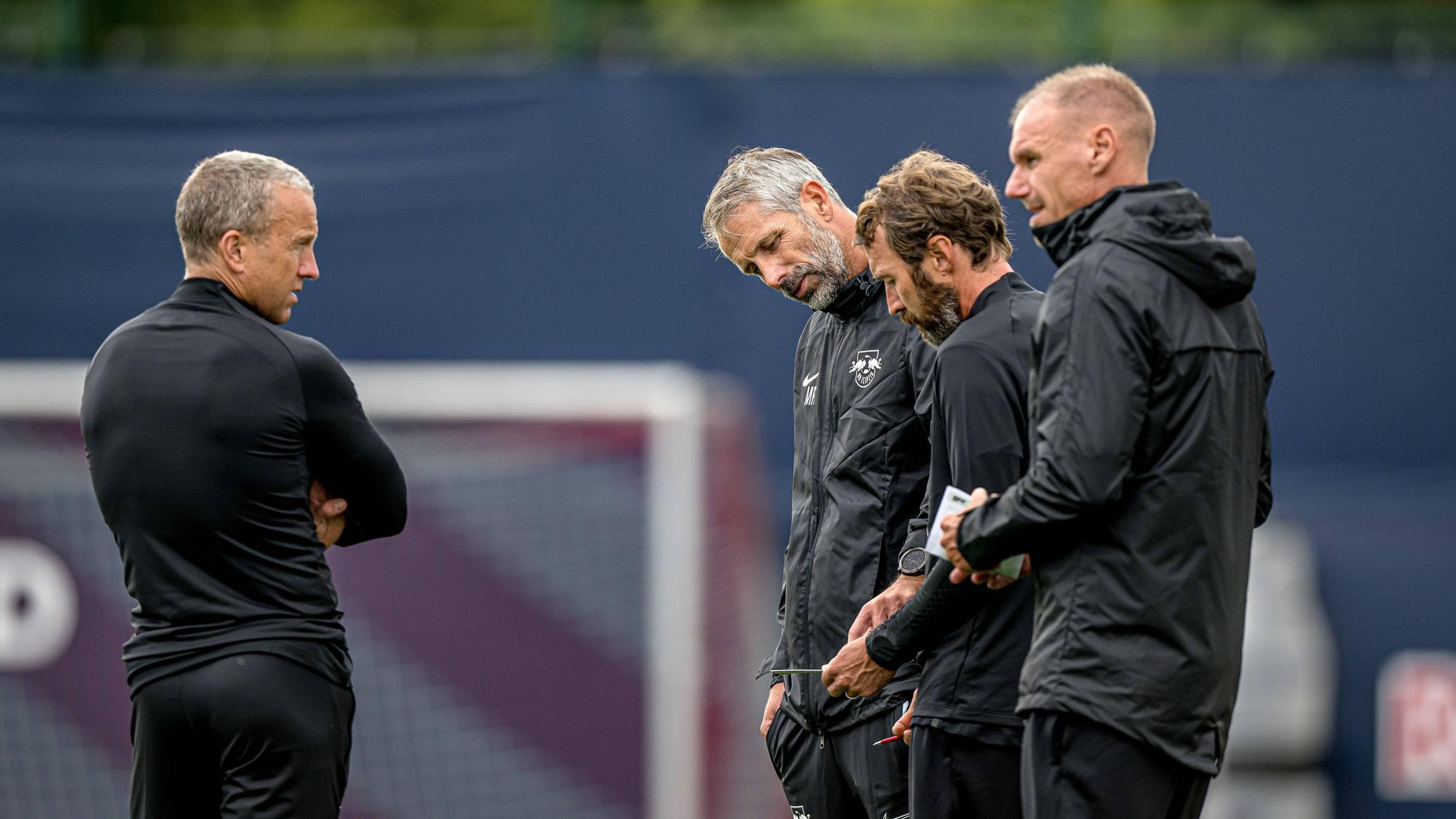 Drei Ex-Gladbacher im Trainer-Team von RB Leipzig: Frank Geideck (l.), Marco Rose (2.v.l.) und Alexander Zickler (r.). Hier zu sehen am 8. September 2022. Marco Kurth (2.v.r.) hat noch nicht für die Borussia gearbeitet. Das RB-Trainerteam unterhält sich.