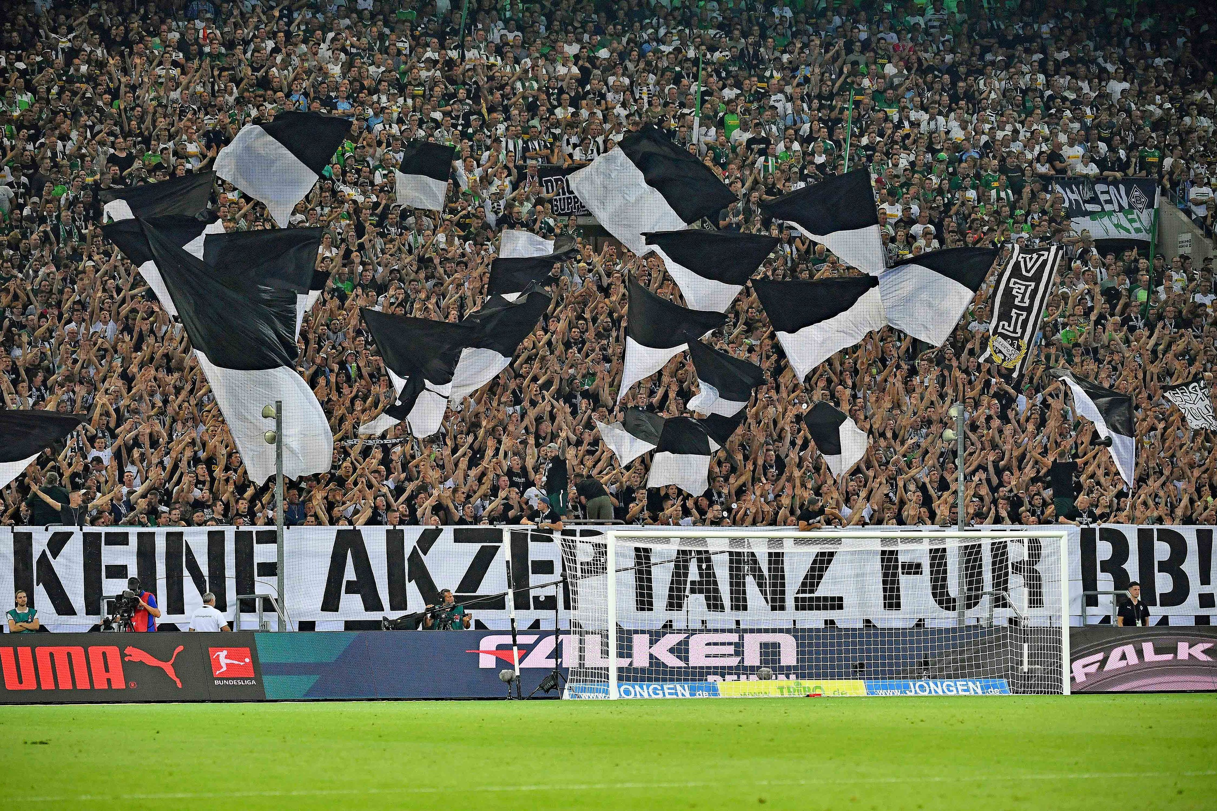 „Keine Akzeptanz für RB“ – Fans von Borussia Mönchengladbach bringen am 30. August 2019 im Borussia-Park ihre Abneigung gegenüber Gegner RB Leipzig zum Ausdruck. Am Samstag (17. September) sind die Sachsen erneut am Niederrhein zu Gast. Zu sehen sind ein großes Banner und tausende Fans in der Nordkurve.