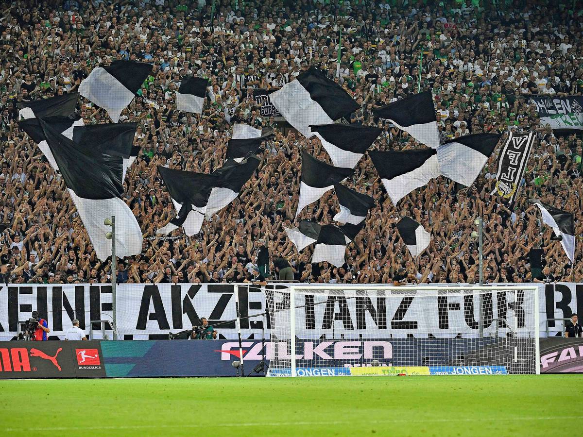 „Keine Akzeptanz für RB“ – Fans von Borussia Mönchengladbach bringen am 30. August 2019 im Borussia-Park ihre Abneigung gegenüber Gegner RB Leipzig zum Ausdruck. Am Samstag (17. September) sind die Sachsen erneut am Niederrhein zu Gast. Zu sehen sind ein großes Banner und tausende Fans in der Nordkurve.