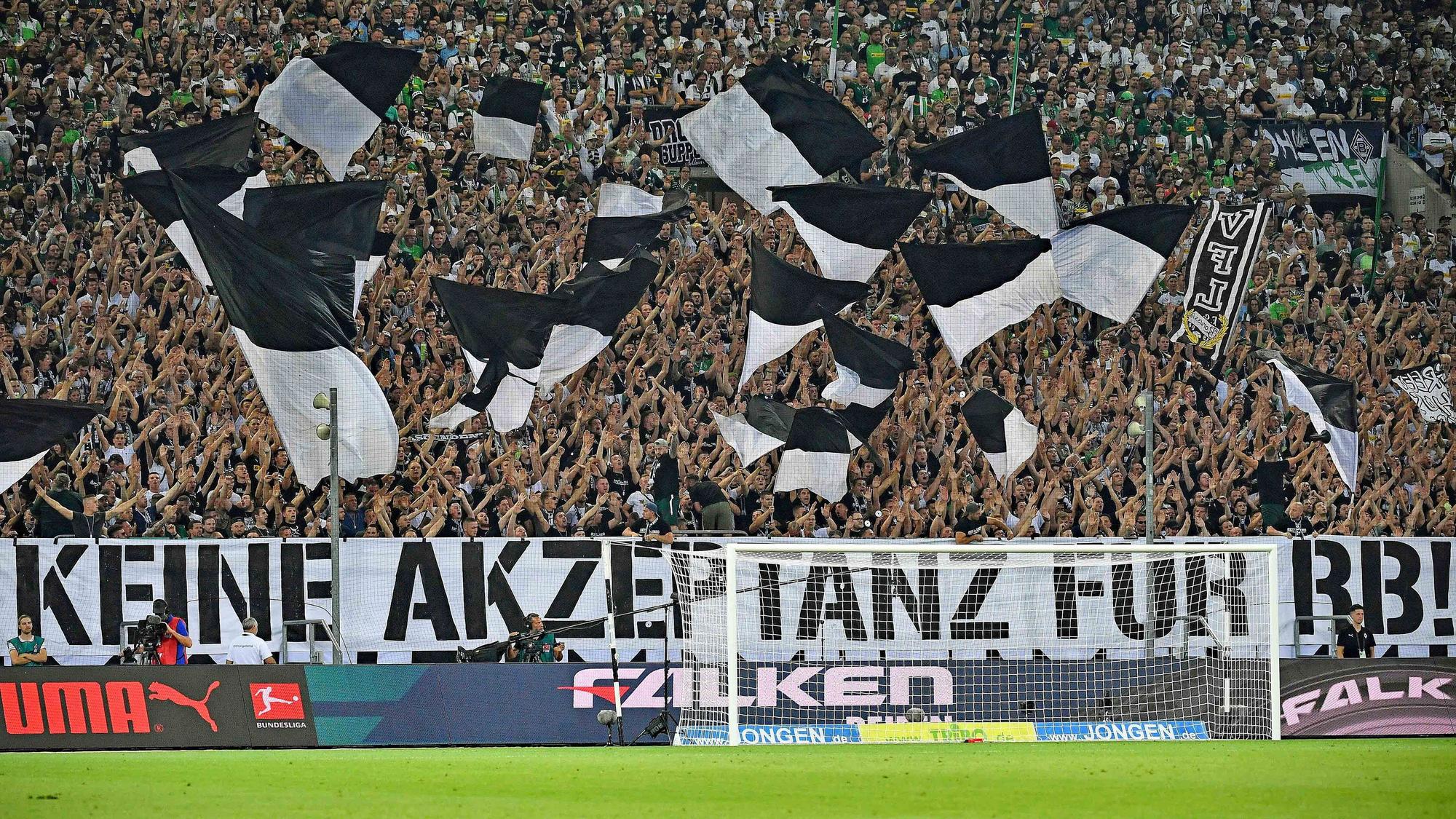 „Keine Akzeptanz für RB“ – Fans von Borussia Mönchengladbach bringen am 30. August 2019 im Borussia-Park ihre Abneigung gegenüber Gegner RB Leipzig zum Ausdruck. Am Samstag (17. September) sind die Sachsen erneut am Niederrhein zu Gast. Zu sehen sind ein großes Banner und tausende Fans in der Nordkurve.